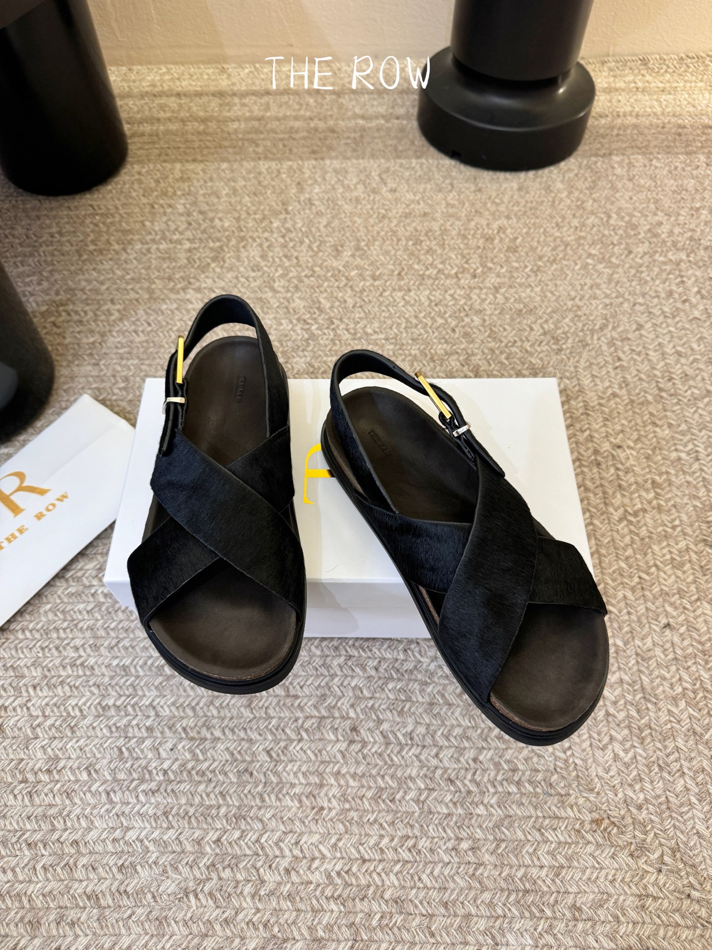 THE ROW 26春夏新款简易沙滩交叉凉鞋近两年最火之一的品牌，几乎博主人手一双！夏日的季节就要到了，