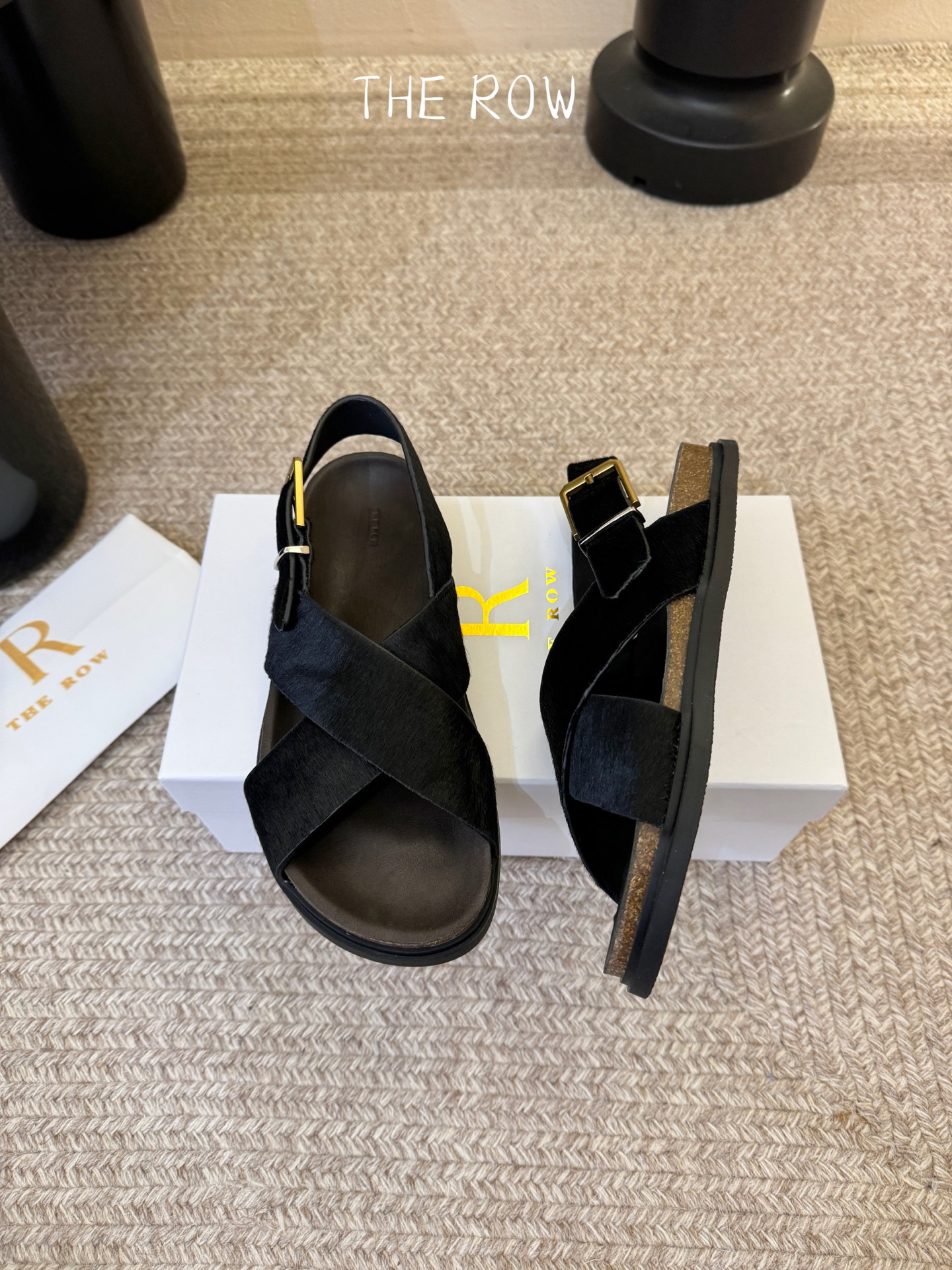 THE ROW 26春夏新款简易沙滩交叉凉鞋近两年最火之一的品牌，几乎博主人手一双！夏日的季节就要到了，