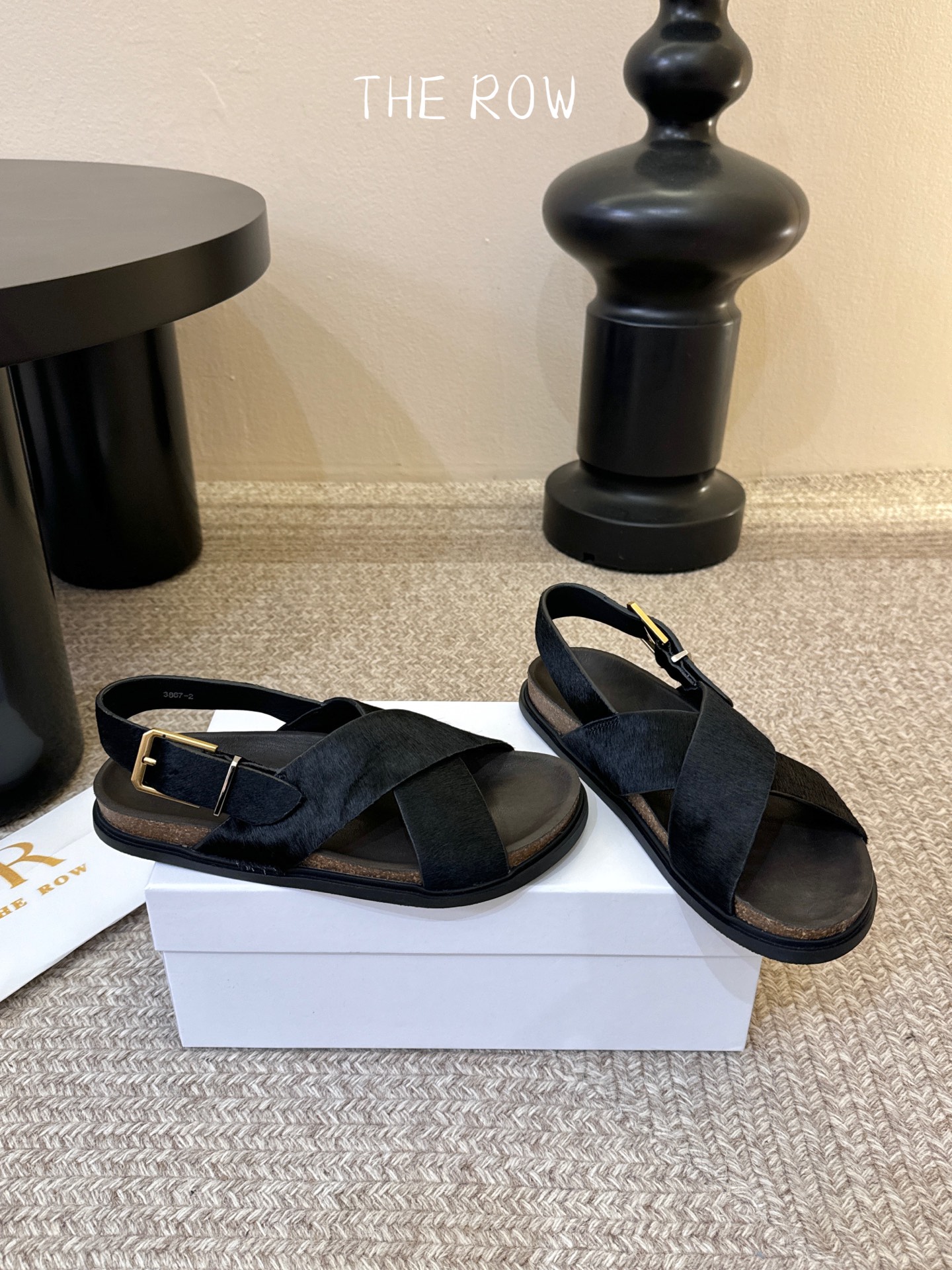 THE ROW 26春夏新款简易沙滩交叉凉鞋近两年最火之一的品牌，几乎博主人手一双！夏日的季节就要到了，