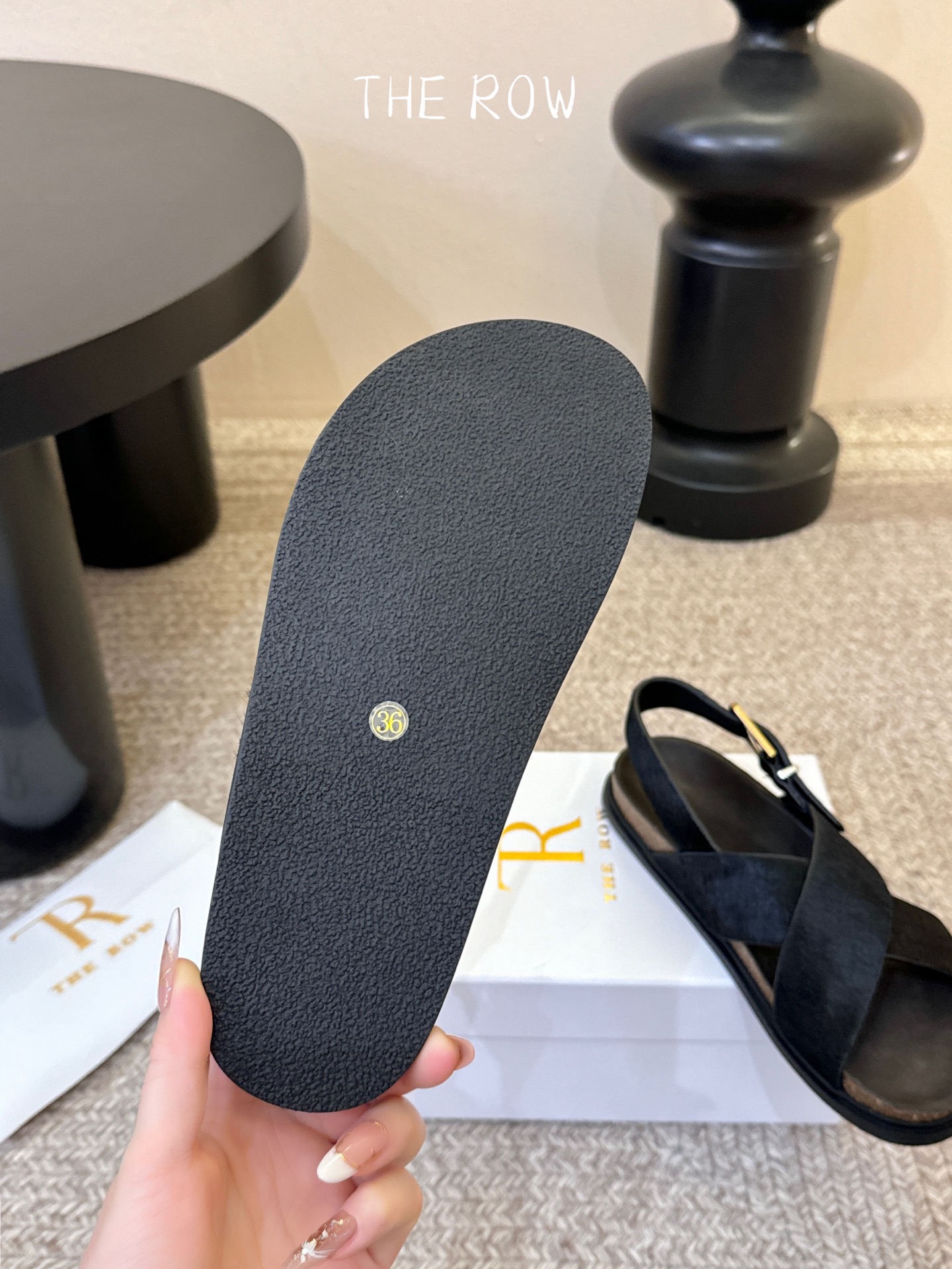 THE ROW 26春夏新款简易沙滩交叉凉鞋近两年最火之一的品牌，几乎博主人手一双！夏日的季节就要到了，