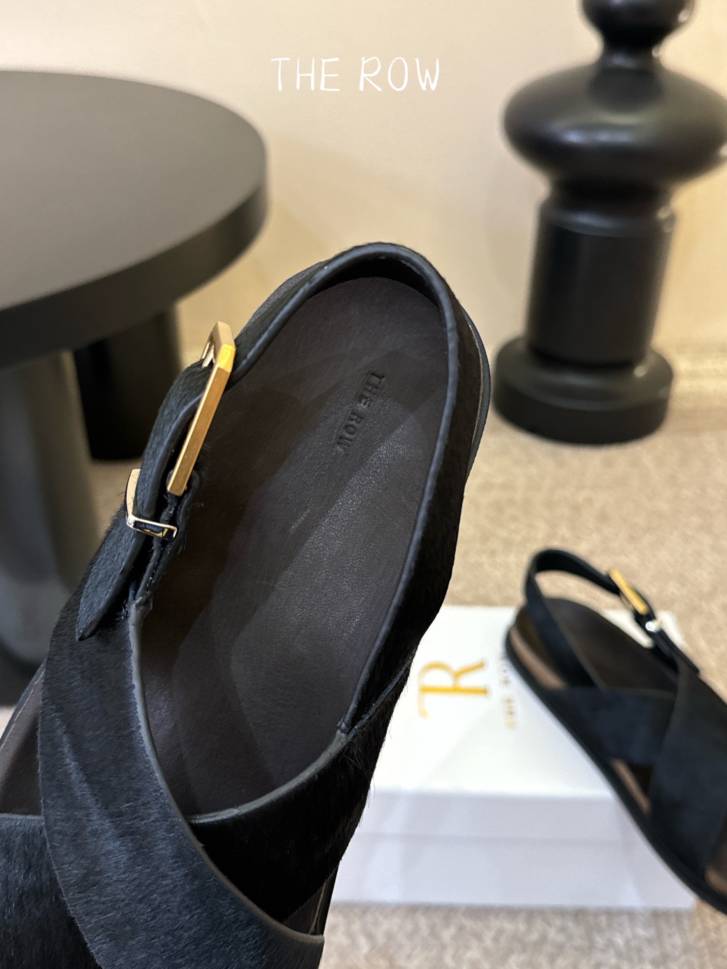 THE ROW 26春夏新款简易沙滩交叉凉鞋近两年最火之一的品牌，几乎博主人手一双！夏日的季节就要到了，