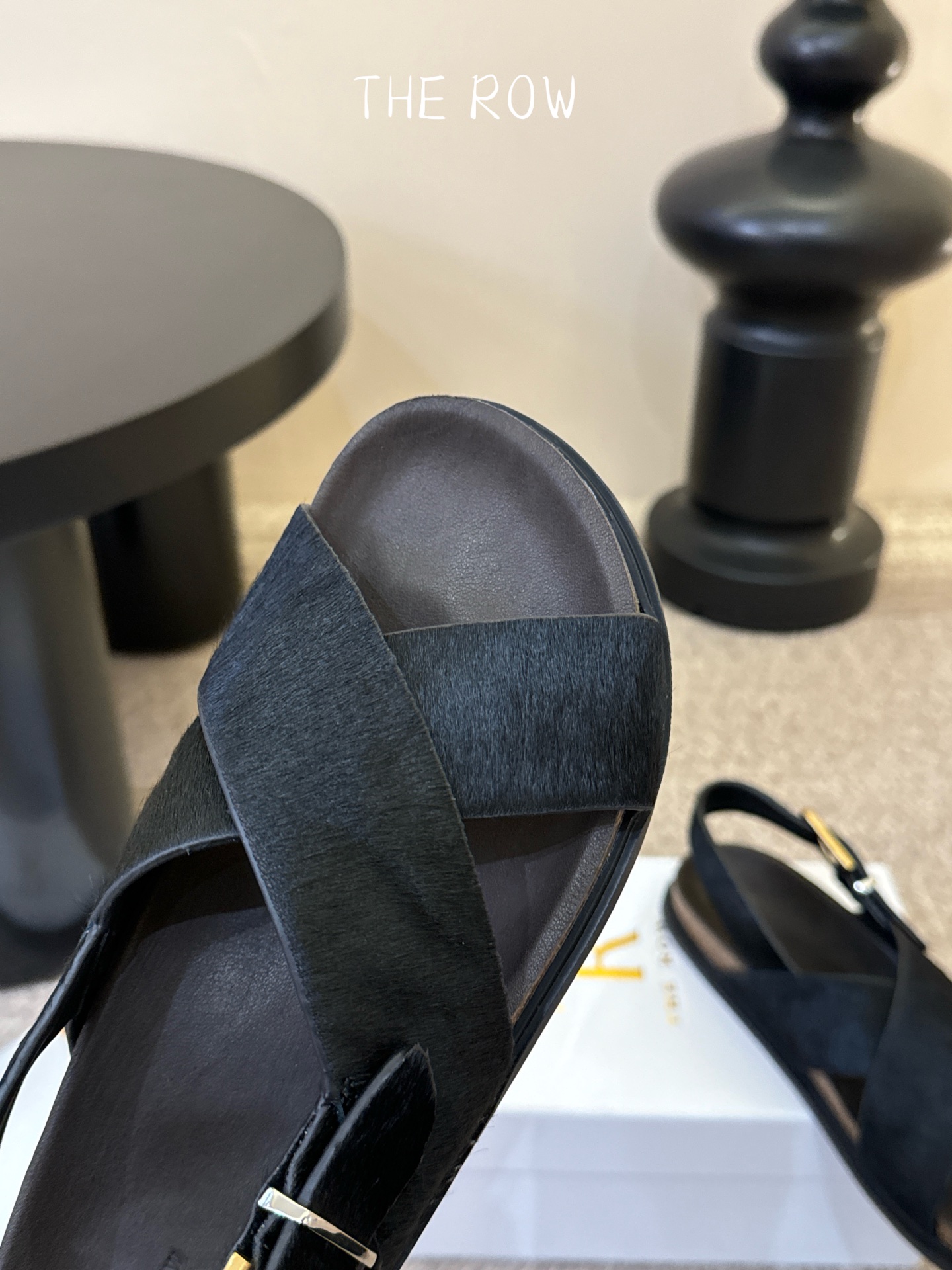 THE ROW 26春夏新款简易沙滩交叉凉鞋近两年最火之一的品牌，几乎博主人手一双！夏日的季节就要到了，