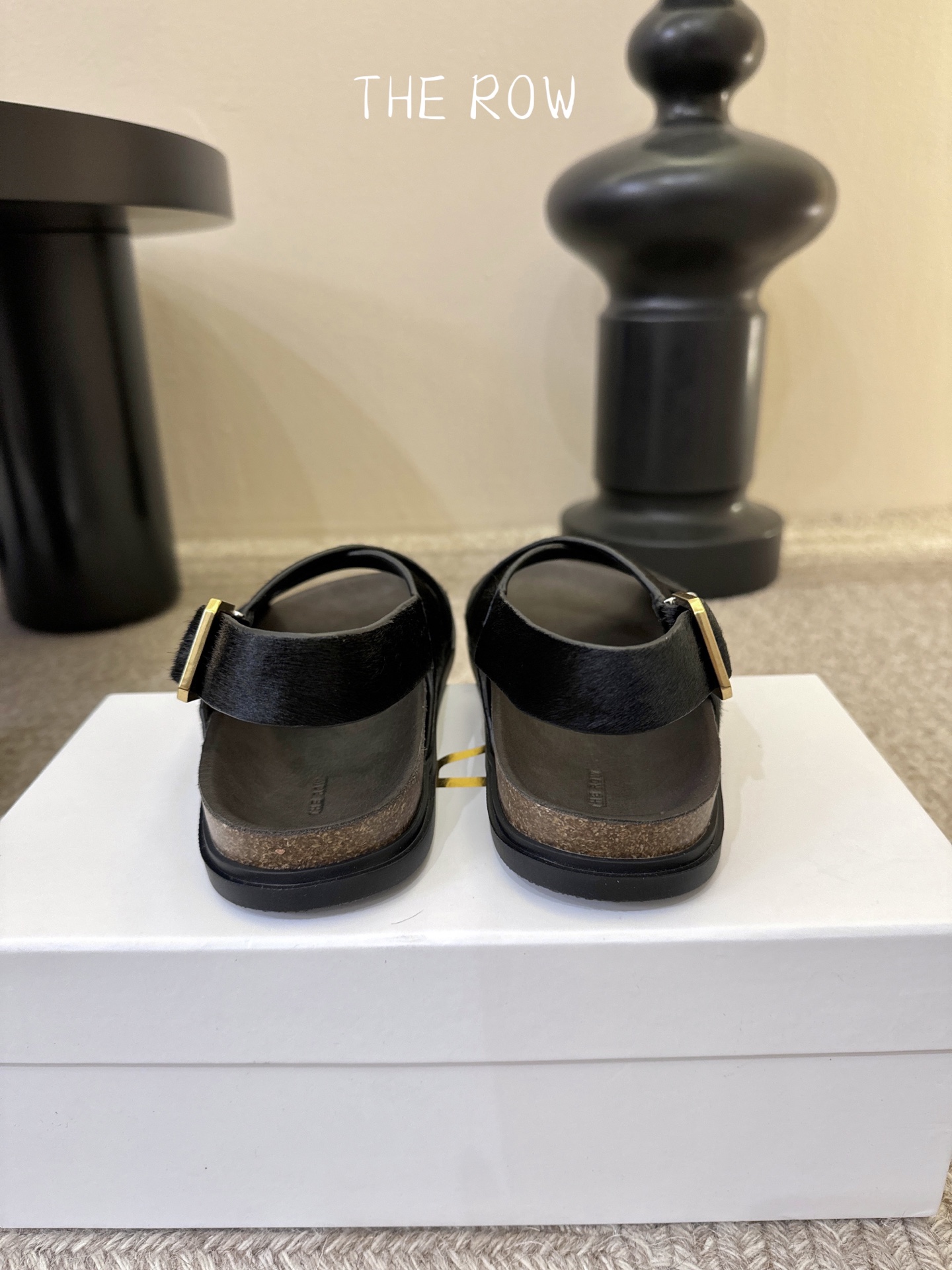 THE ROW 26春夏新款简易沙滩交叉凉鞋近两年最火之一的品牌，几乎博主人手一双！夏日的季节就要到了，