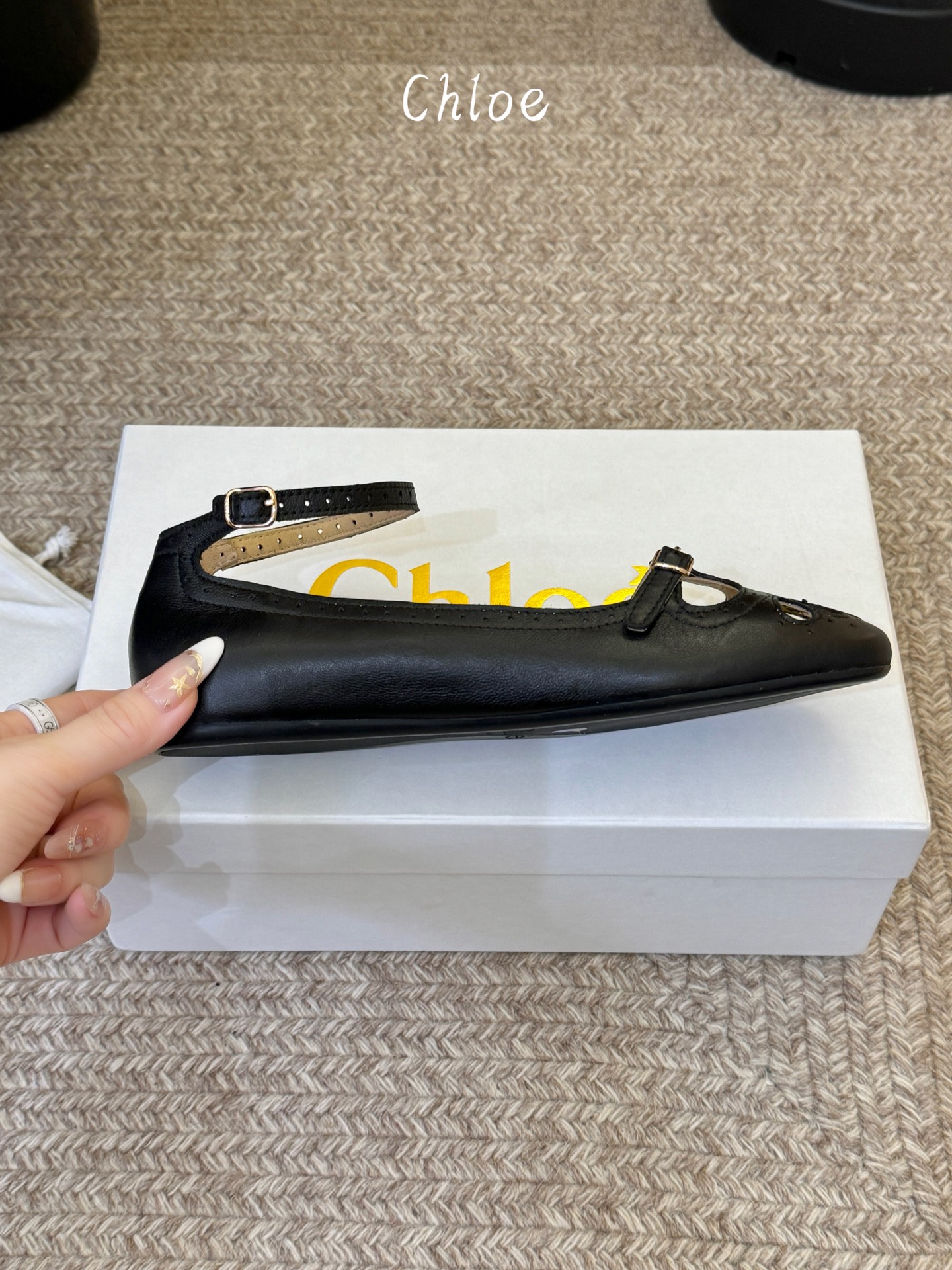 Chlo*26ss早春新款镂空玛丽珍芭蕾鞋鞋头的扇形镂空雕花，复刻了经典罗马鞋的浪漫巧思，搭配可调节的一