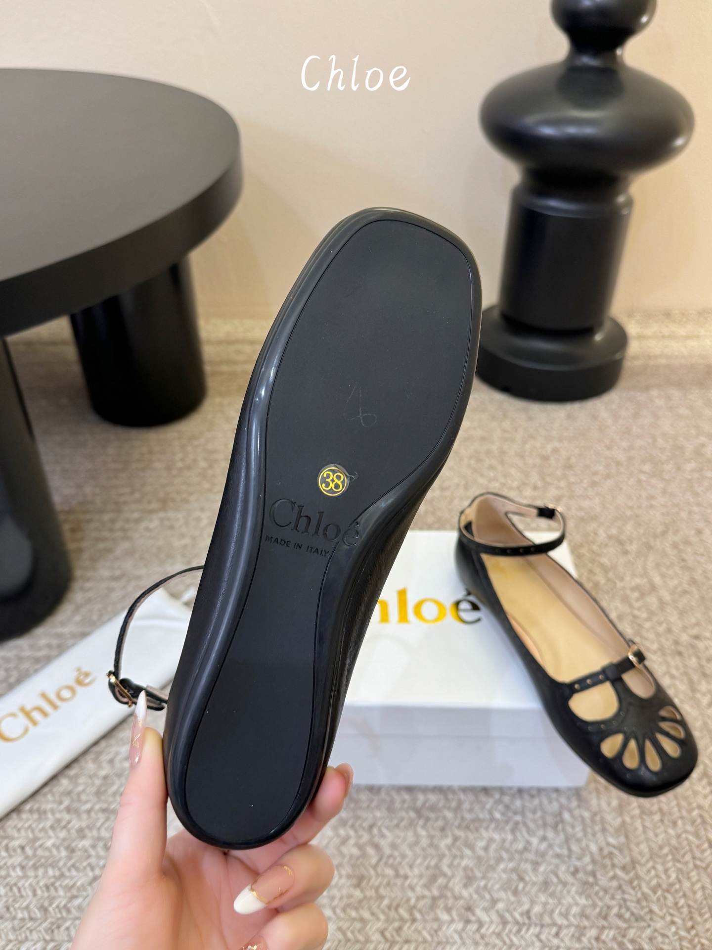 Chlo*26ss早春新款镂空玛丽珍芭蕾鞋鞋头的扇形镂空雕花，复刻了经典罗马鞋的浪漫巧思，搭配可调节的一