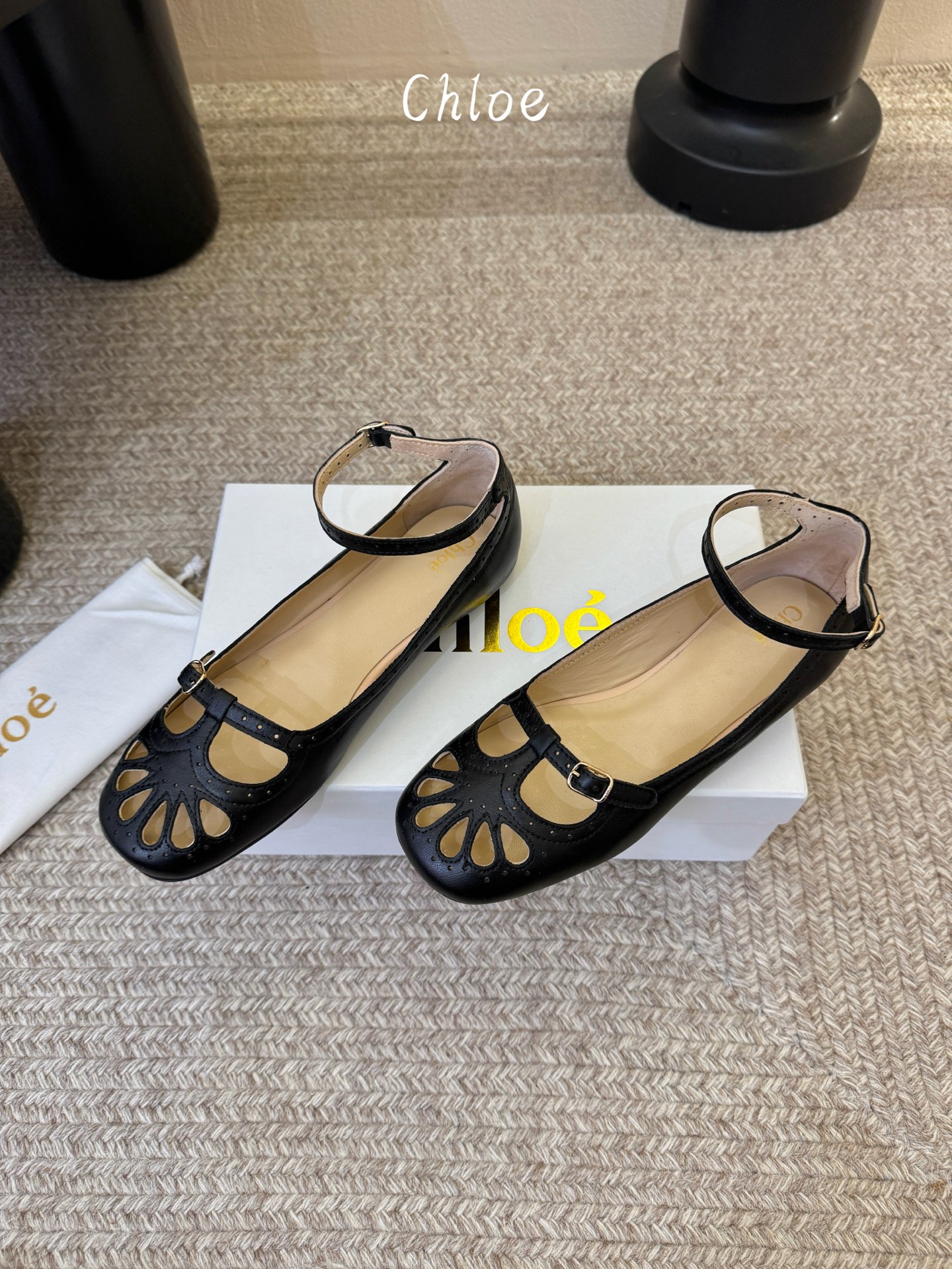 Chlo*26ss早春新款镂空玛丽珍芭蕾鞋鞋头的扇形镂空雕花，复刻了经典罗马鞋的浪漫巧思，搭配可调节的一