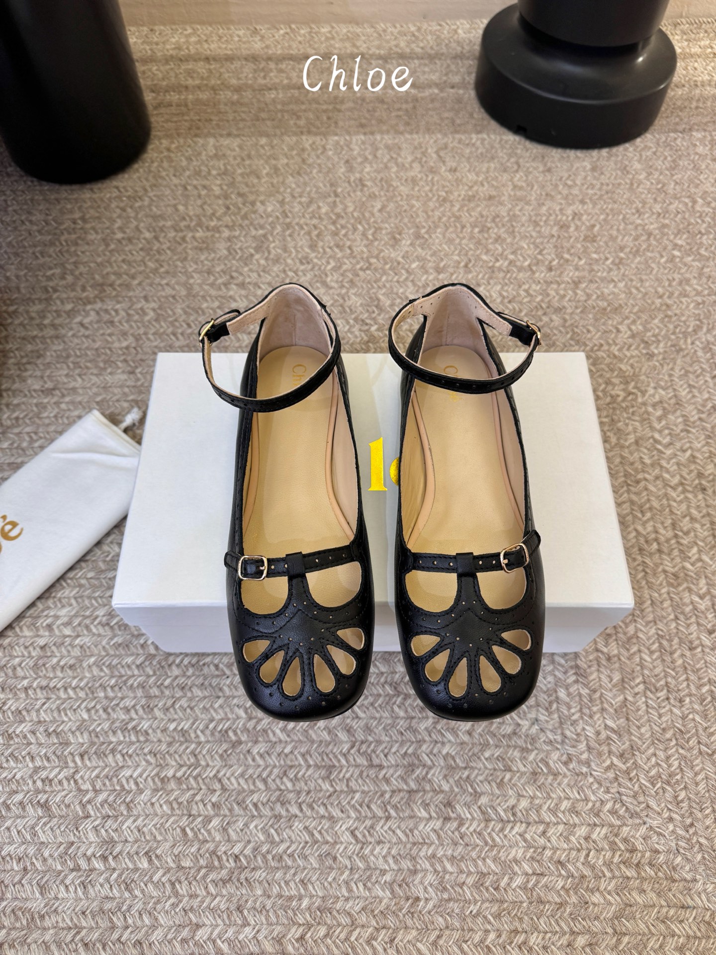 Chlo*26ss早春新款镂空玛丽珍芭蕾鞋鞋头的扇形镂空雕花，复刻了经典罗马鞋的浪漫巧思，搭配可调节的一