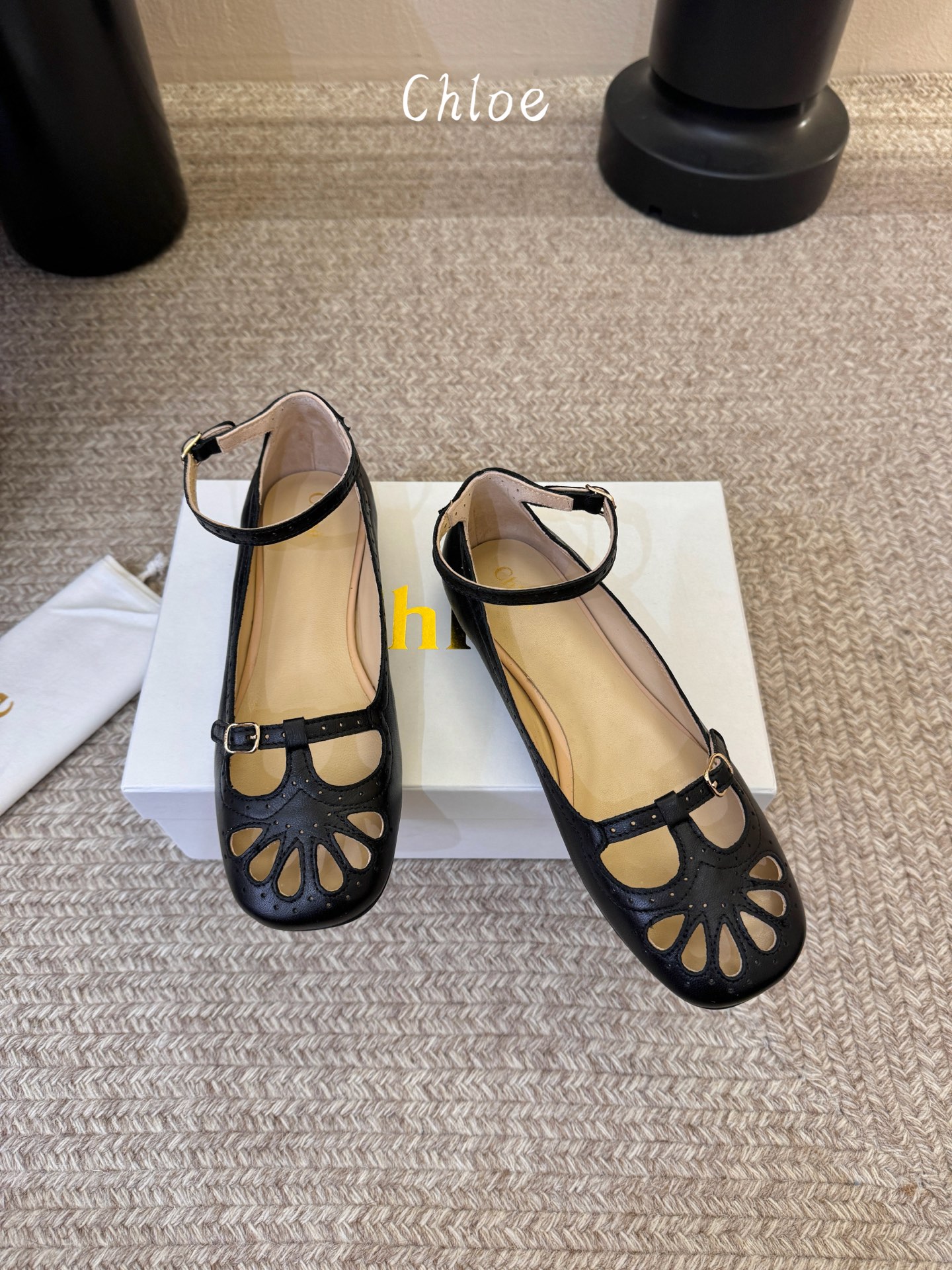 Chlo*26ss早春新款镂空玛丽珍芭蕾鞋鞋头的扇形镂空雕花，复刻了经典罗马鞋的浪漫巧思，搭配可调节的一