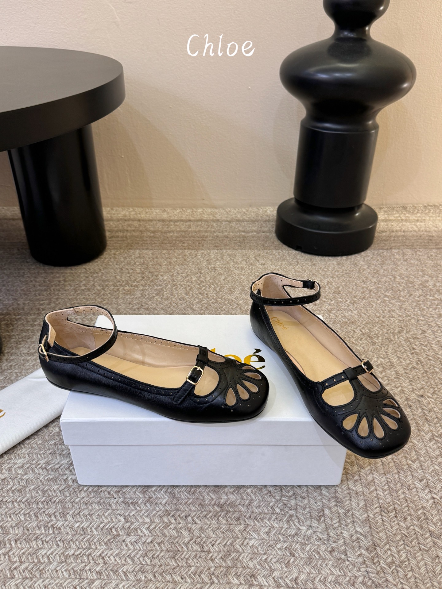 Chlo*26ss早春新款镂空玛丽珍芭蕾鞋鞋头的扇形镂空雕花，复刻了经典罗马鞋的浪漫巧思，搭配可调节的一