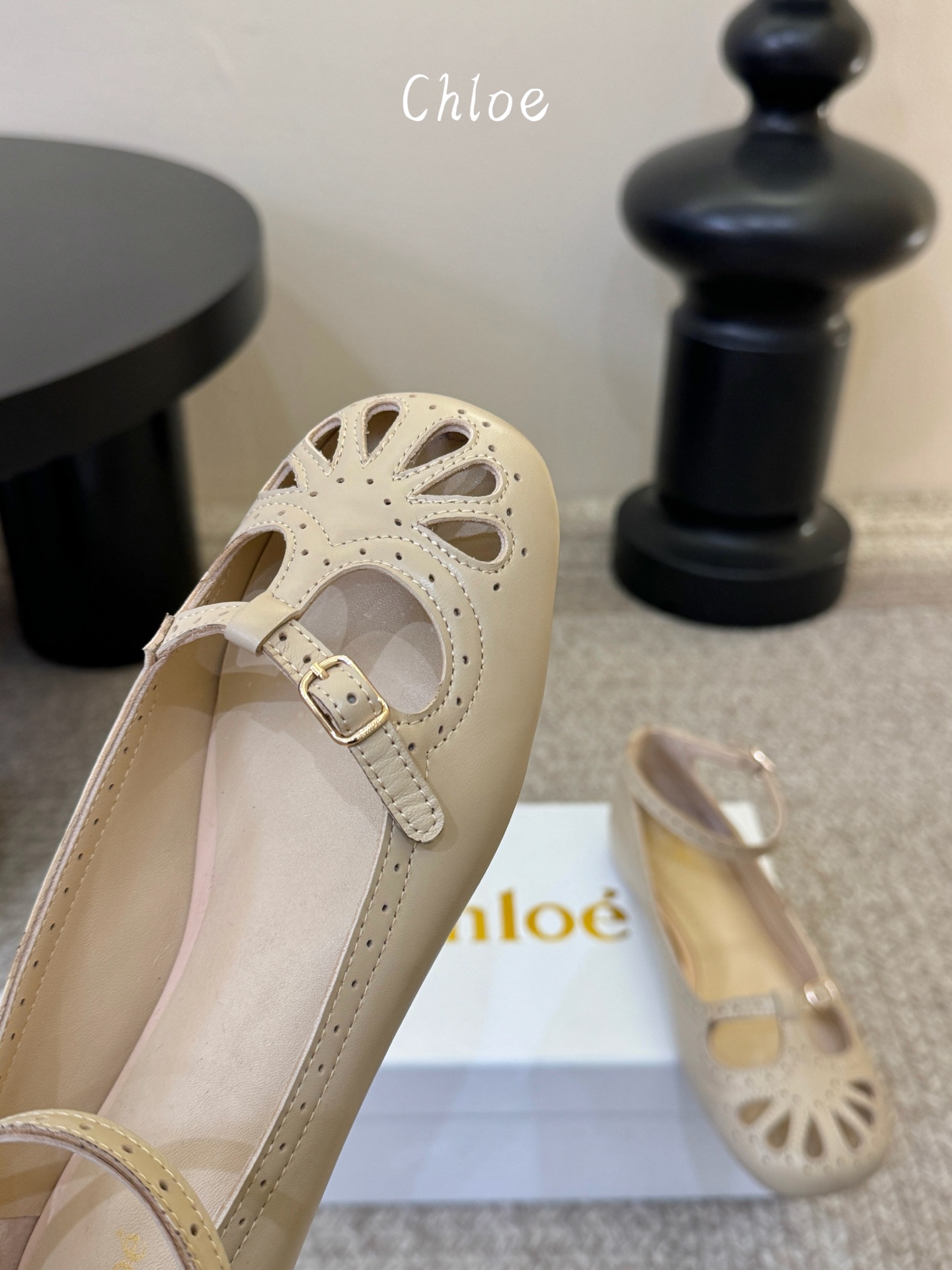 Chlo*26ss早春新款镂空玛丽珍芭蕾鞋鞋头的扇形镂空雕花，复刻了经典罗马鞋的浪漫巧思，搭配可调节的一