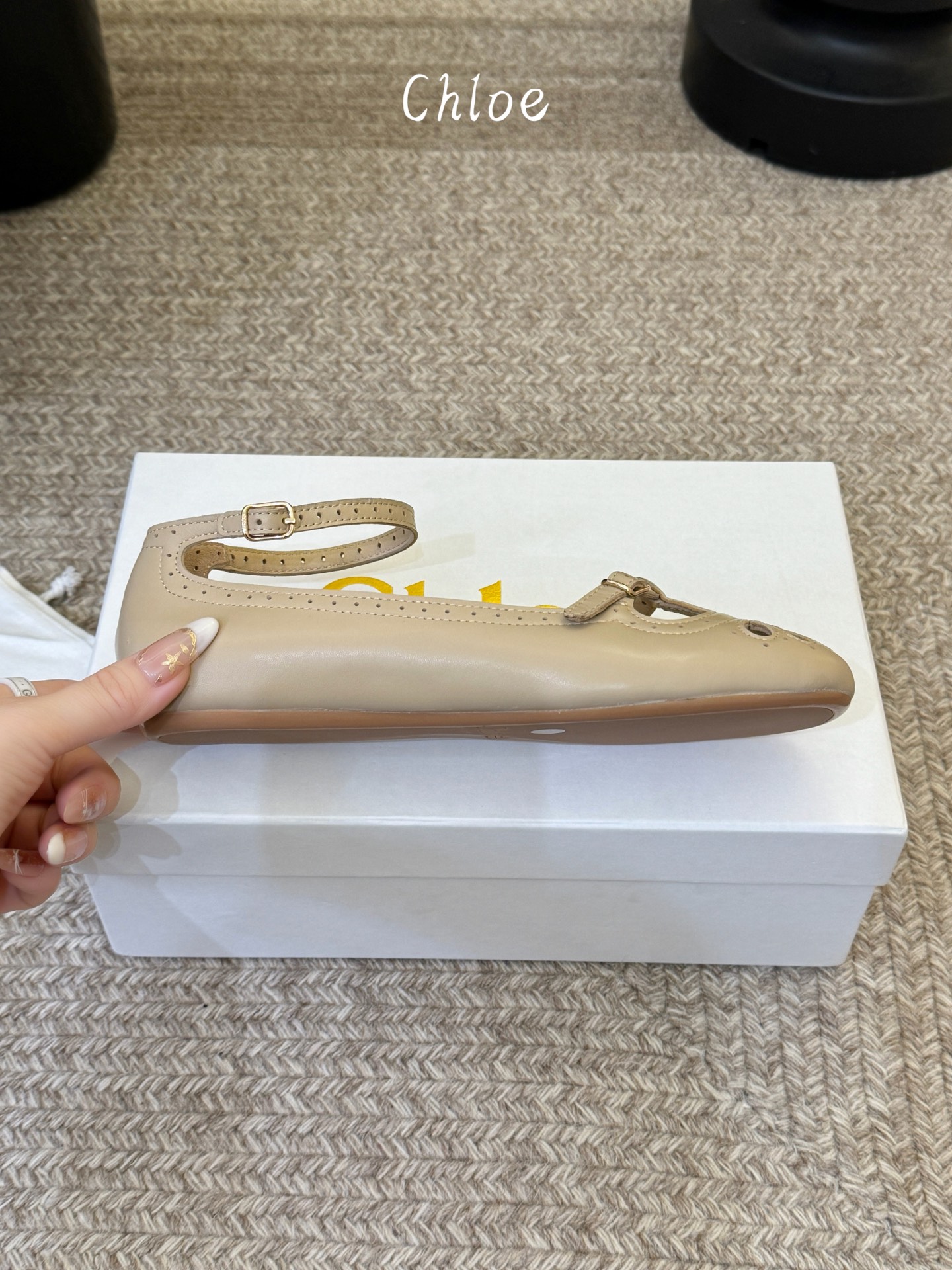 Chlo*26ss早春新款镂空玛丽珍芭蕾鞋鞋头的扇形镂空雕花，复刻了经典罗马鞋的浪漫巧思，搭配可调节的一