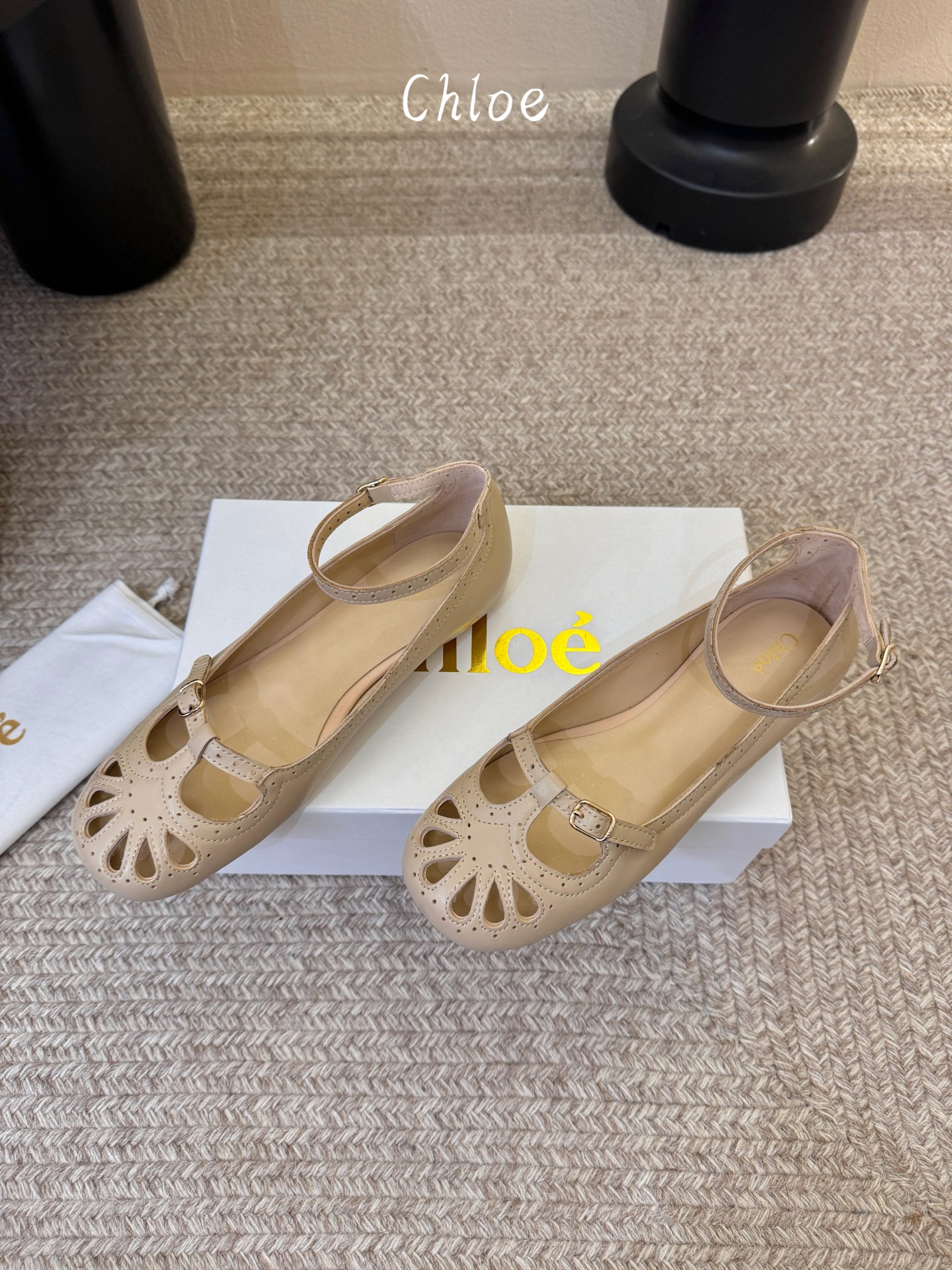 Chlo*26ss早春新款镂空玛丽珍芭蕾鞋鞋头的扇形镂空雕花，复刻了经典罗马鞋的浪漫巧思，搭配可调节的一