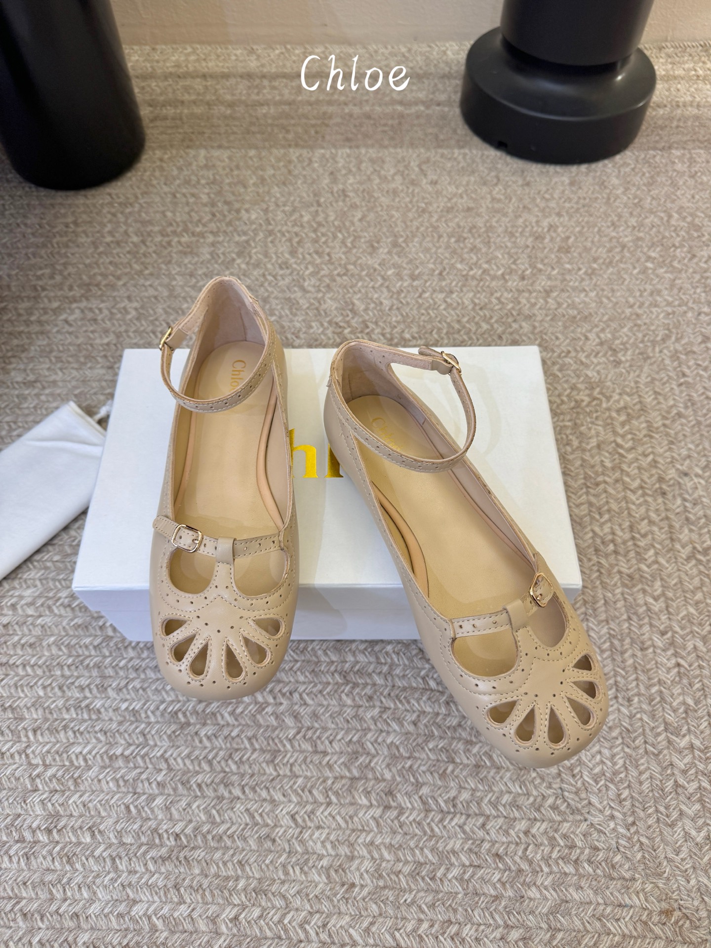 Chlo*26ss早春新款镂空玛丽珍芭蕾鞋鞋头的扇形镂空雕花，复刻了经典罗马鞋的浪漫巧思，搭配可调节的一