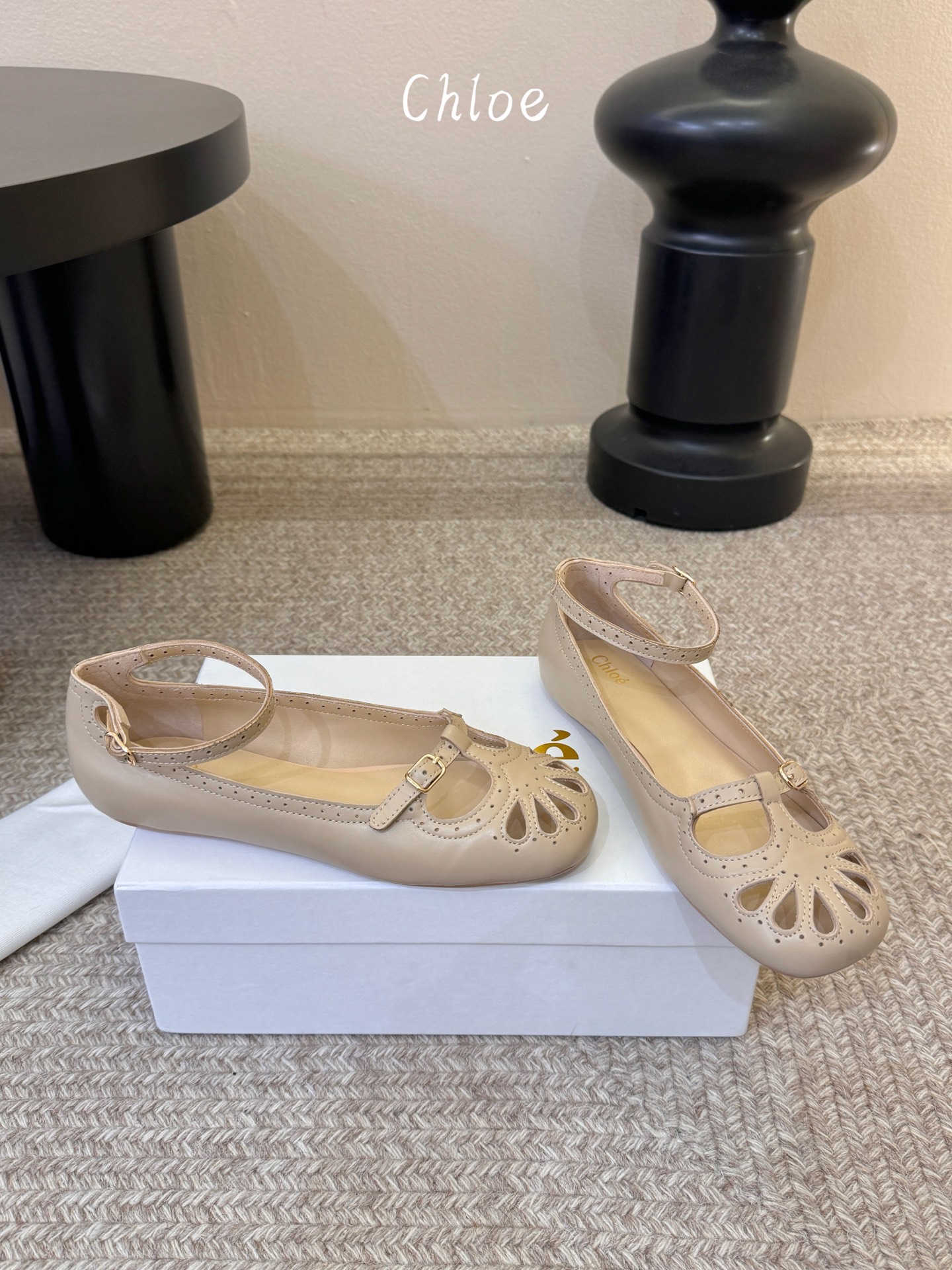 Chlo*26ss早春新款镂空玛丽珍芭蕾鞋鞋头的扇形镂空雕花，复刻了经典罗马鞋的浪漫巧思，搭配可调节的一