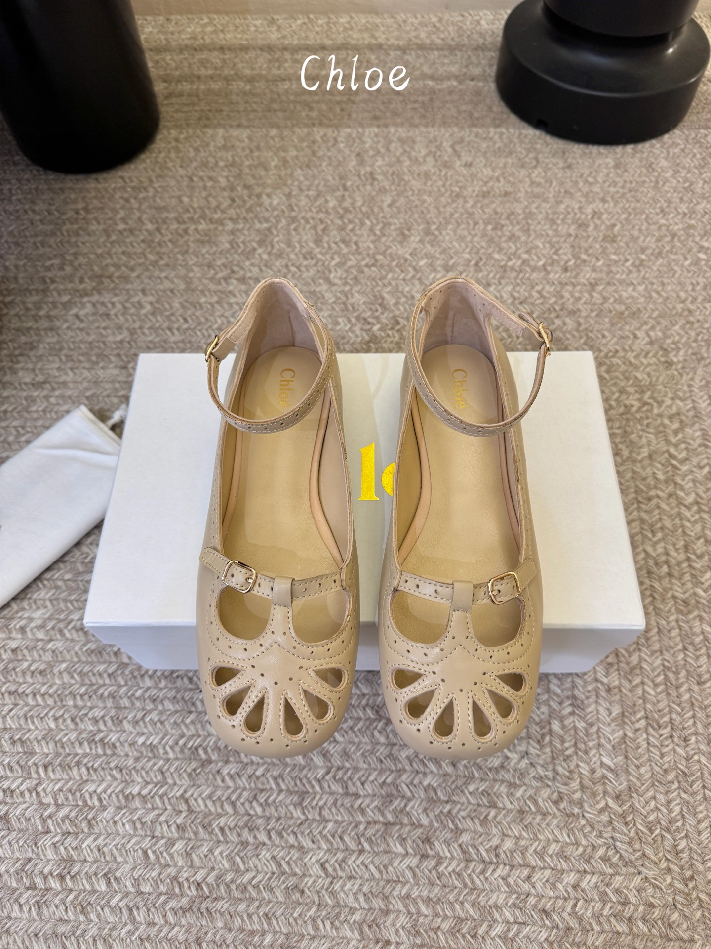 Chlo*26ss早春新款镂空玛丽珍芭蕾鞋鞋头的扇形镂空雕花，复刻了经典罗马鞋的浪漫巧思，搭配可调节的一