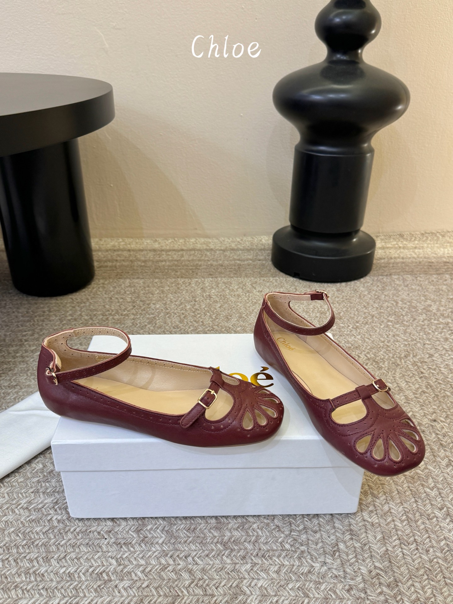 Chlo*26ss早春新款镂空玛丽珍芭蕾鞋鞋头的扇形镂空雕花，复刻了经典罗马鞋的浪漫巧思，搭配可调节的一