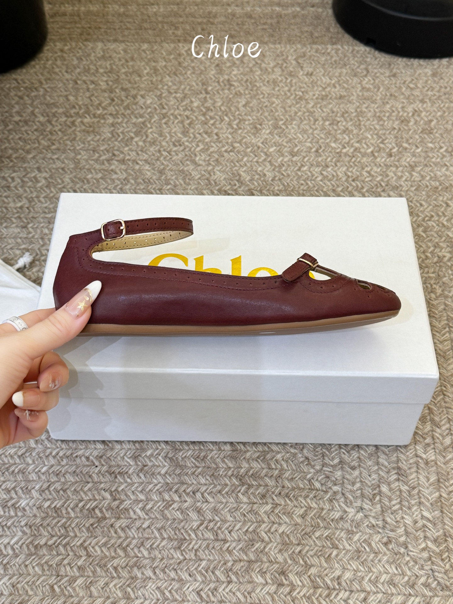 Chlo*26ss早春新款镂空玛丽珍芭蕾鞋鞋头的扇形镂空雕花，复刻了经典罗马鞋的浪漫巧思，搭配可调节的一