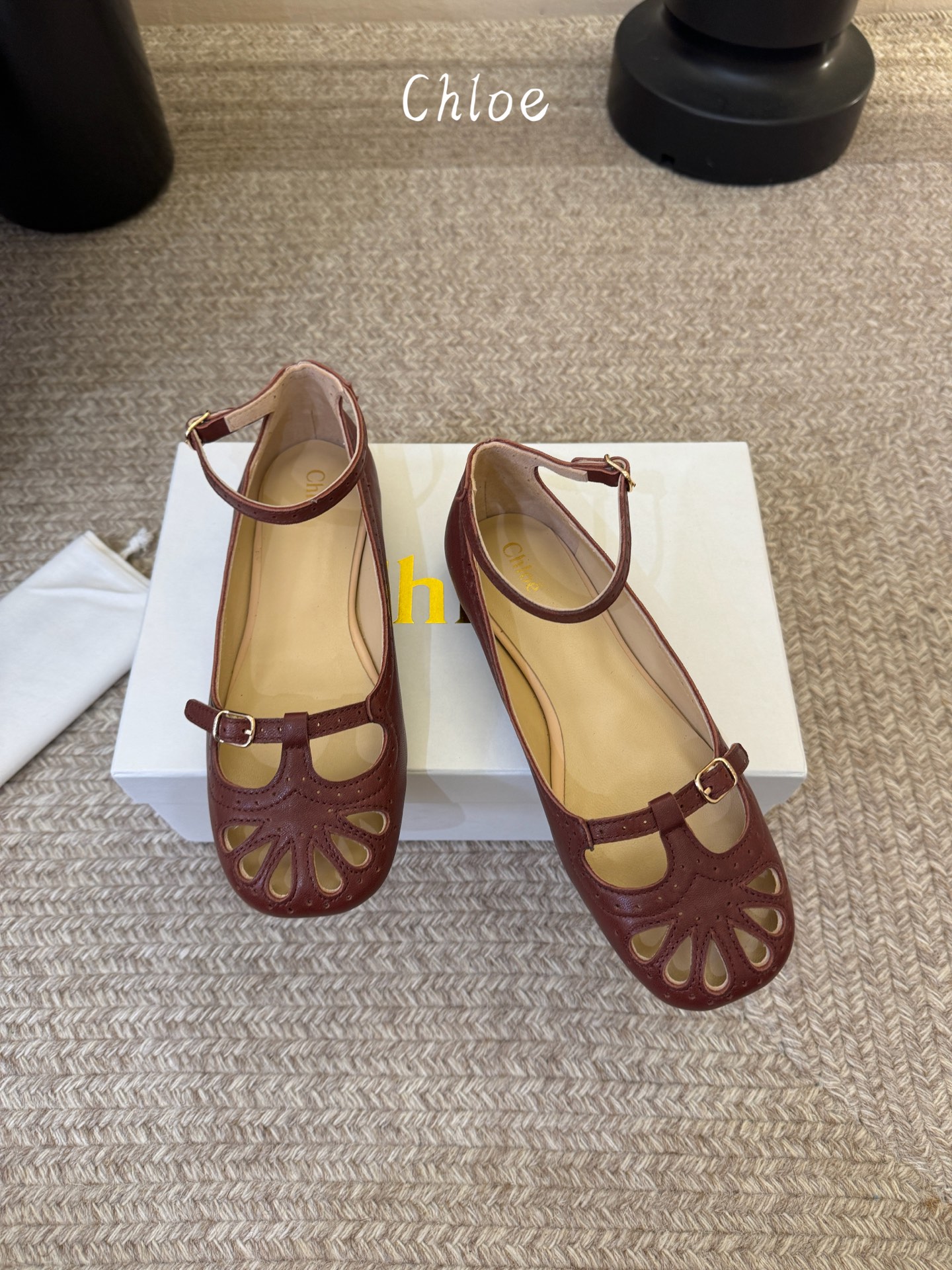 Chlo*26ss早春新款镂空玛丽珍芭蕾鞋鞋头的扇形镂空雕花，复刻了经典罗马鞋的浪漫巧思，搭配可调节的一