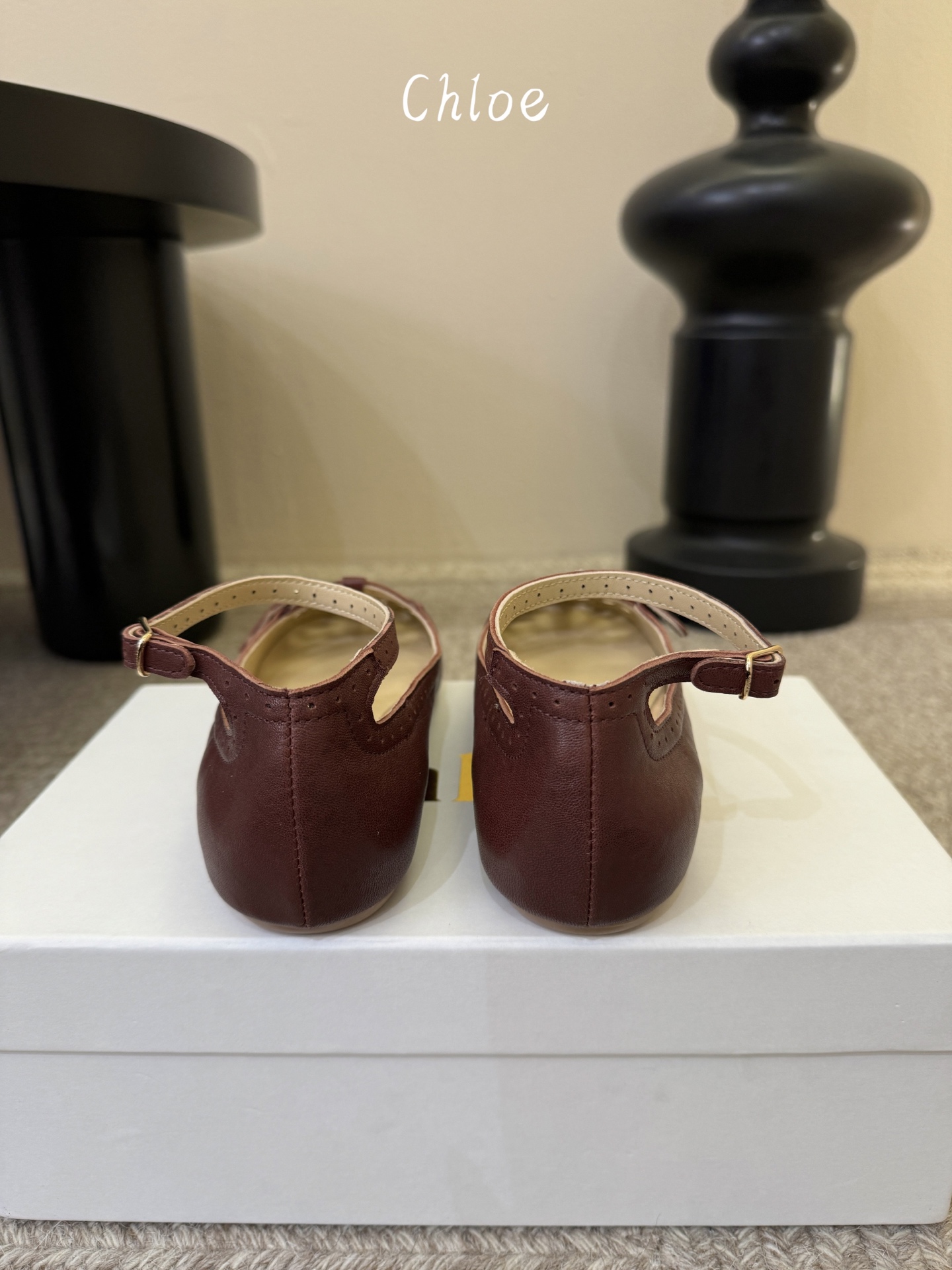 Chlo*26ss早春新款镂空玛丽珍芭蕾鞋鞋头的扇形镂空雕花，复刻了经典罗马鞋的浪漫巧思，搭配可调节的一