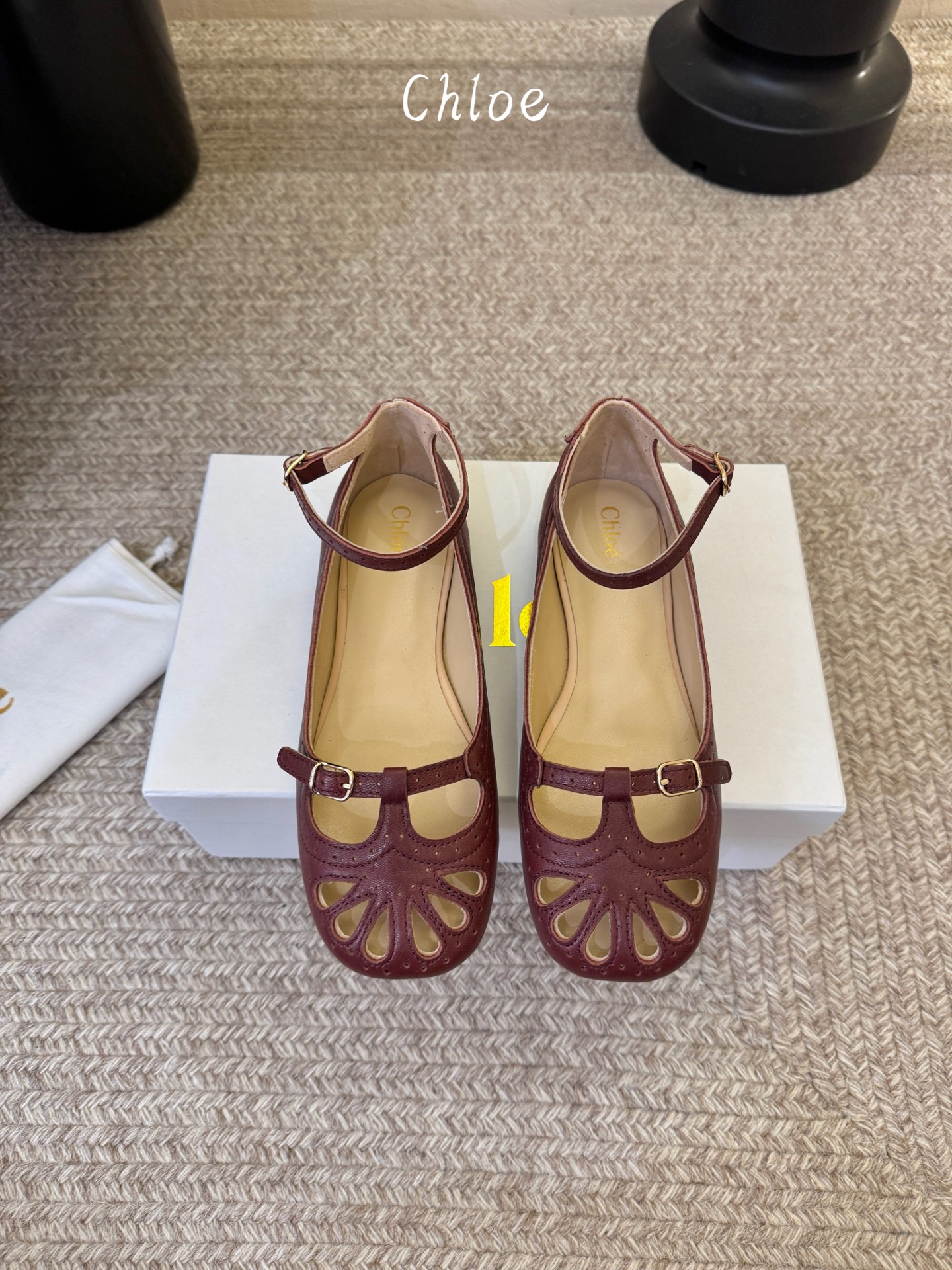 Chlo*26ss早春新款镂空玛丽珍芭蕾鞋鞋头的扇形镂空雕花，复刻了经典罗马鞋的浪漫巧思，搭配可调节的一