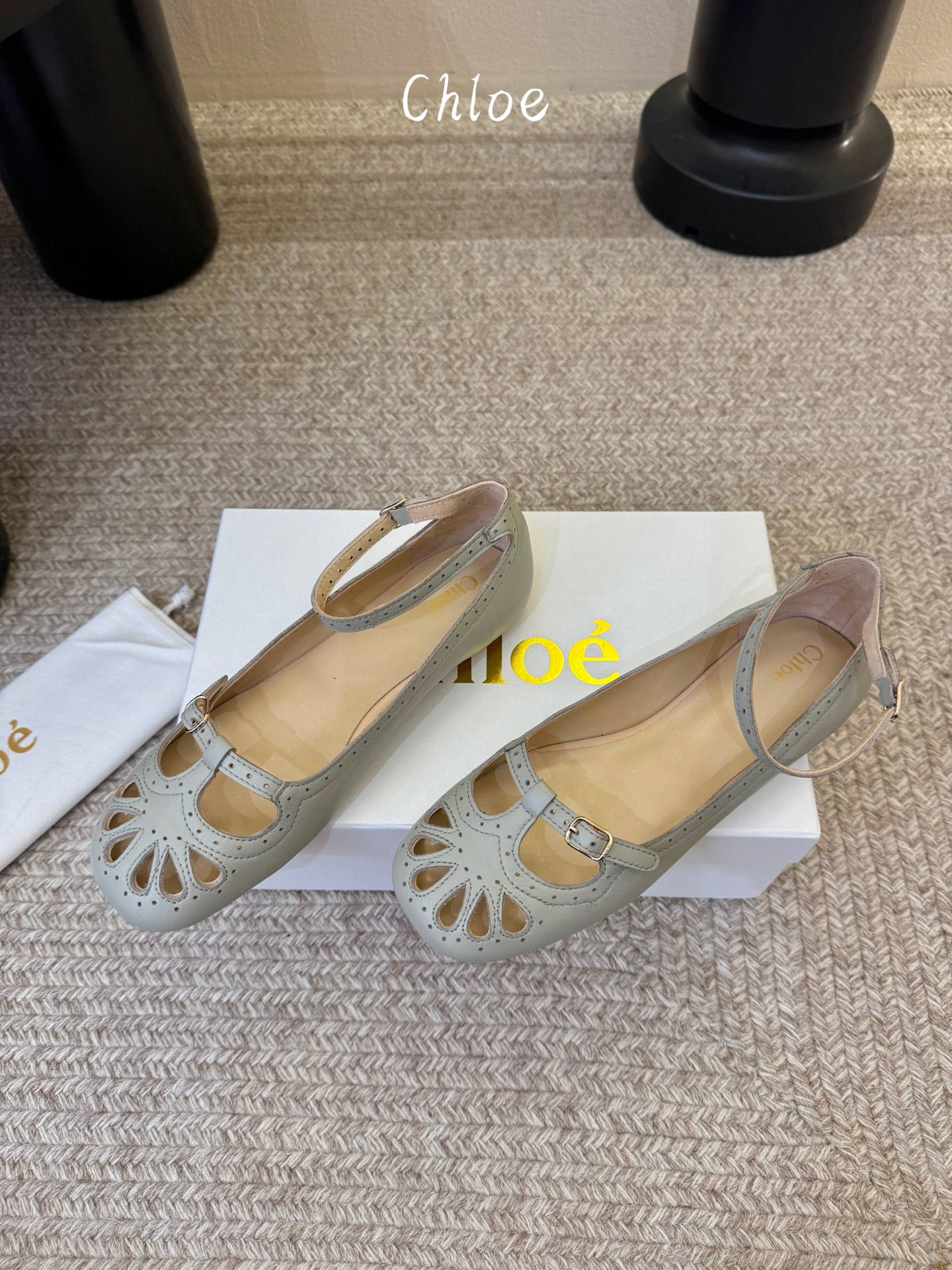 Chlo*26ss早春新款镂空玛丽珍芭蕾鞋鞋头的扇形镂空雕花，复刻了经典罗马鞋的浪漫巧思，搭配可调节的一