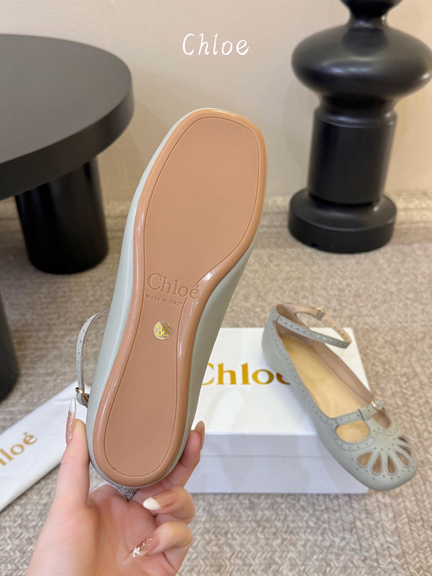 Chlo*26ss早春新款镂空玛丽珍芭蕾鞋鞋头的扇形镂空雕花，复刻了经典罗马鞋的浪漫巧思，搭配可调节的一