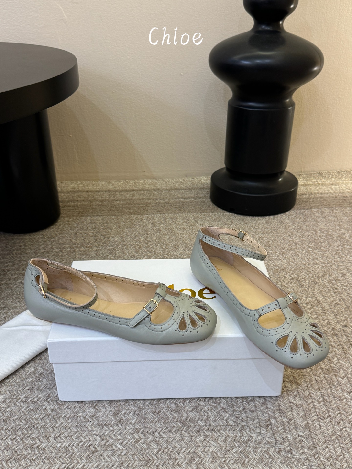 Chlo*26ss早春新款镂空玛丽珍芭蕾鞋鞋头的扇形镂空雕花，复刻了经典罗马鞋的浪漫巧思，搭配可调节的一