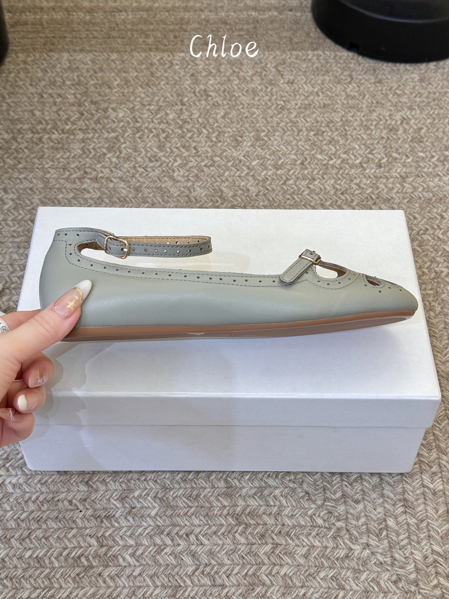 Chlo*26ss早春新款镂空玛丽珍芭蕾鞋鞋头的扇形镂空雕花，复刻了经典罗马鞋的浪漫巧思，搭配可调节的一