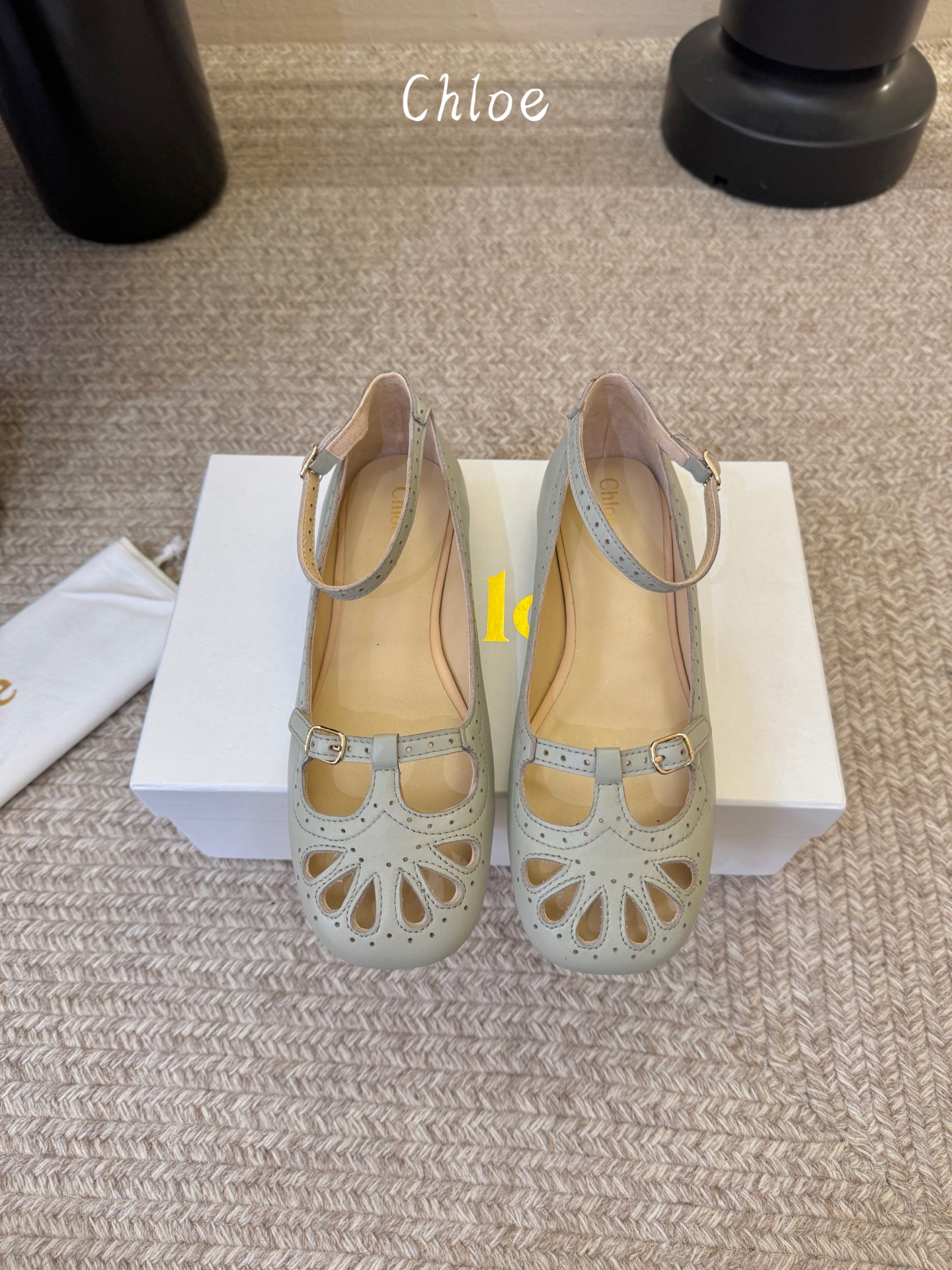 Chlo*26ss早春新款镂空玛丽珍芭蕾鞋鞋头的扇形镂空雕花，复刻了经典罗马鞋的浪漫巧思，搭配可调节的一