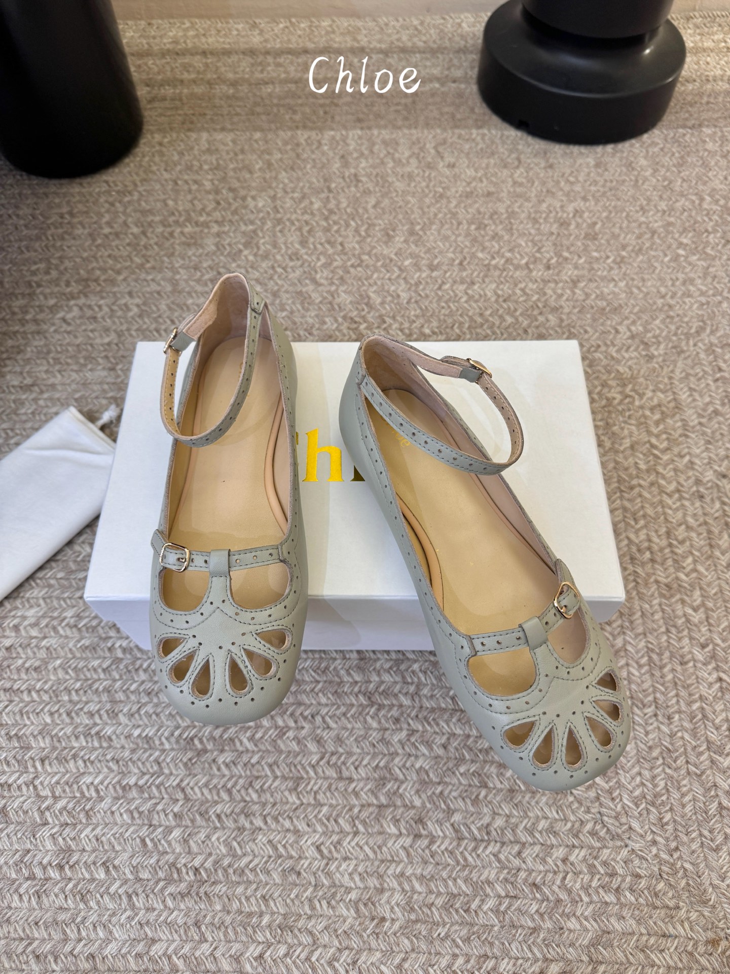 Chlo*26ss早春新款镂空玛丽珍芭蕾鞋鞋头的扇形镂空雕花，复刻了经典罗马鞋的浪漫巧思，搭配可调节的一