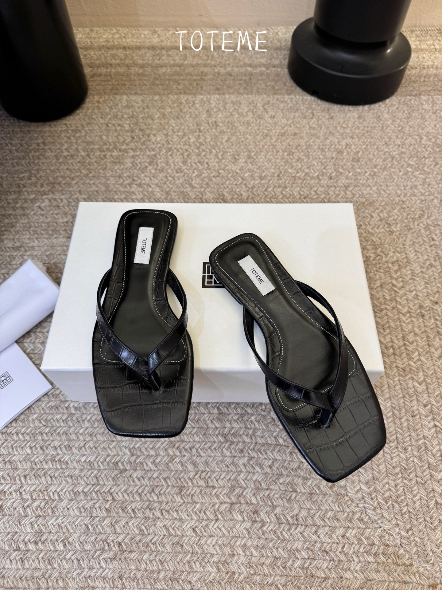 Toteme春夏新款猫跟夹趾拖鞋‼️矮跟人字拖！这双真的爱了爱了 极简风又带时髦 必入的一双单品 我爱了