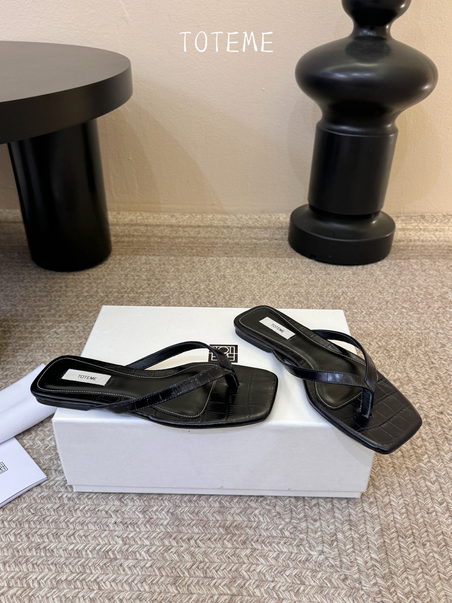 Toteme春夏新款猫跟夹趾拖鞋‼️矮跟人字拖！这双真的爱了爱了 极简风又带时髦 必入的一双单品 我爱了