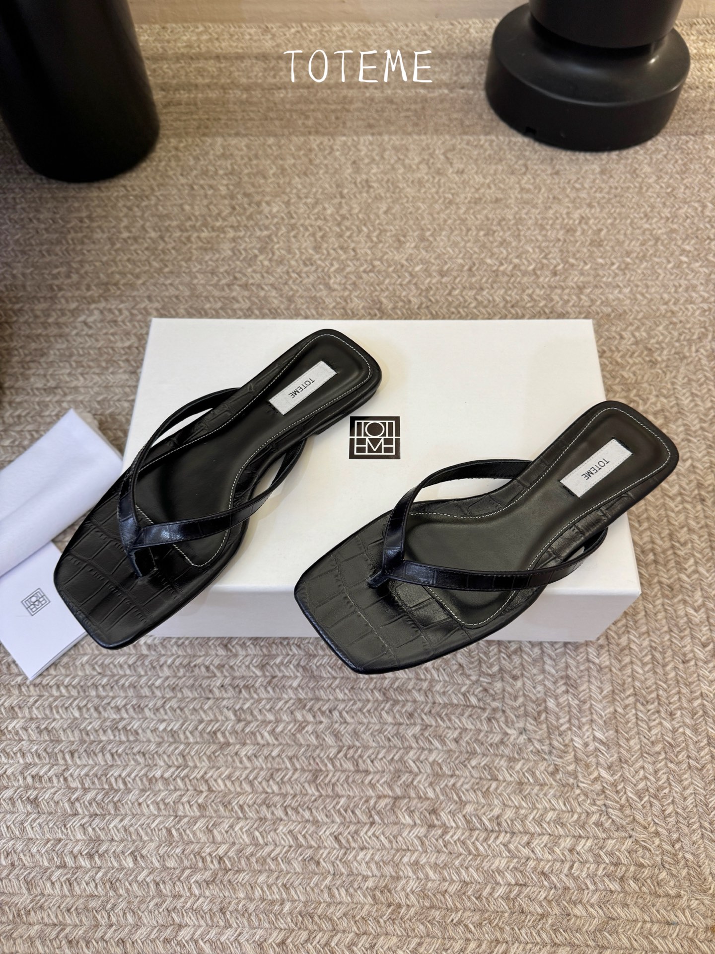 Toteme春夏新款猫跟夹趾拖鞋‼️矮跟人字拖！这双真的爱了爱了 极简风又带时髦 必入的一双单品 我爱了