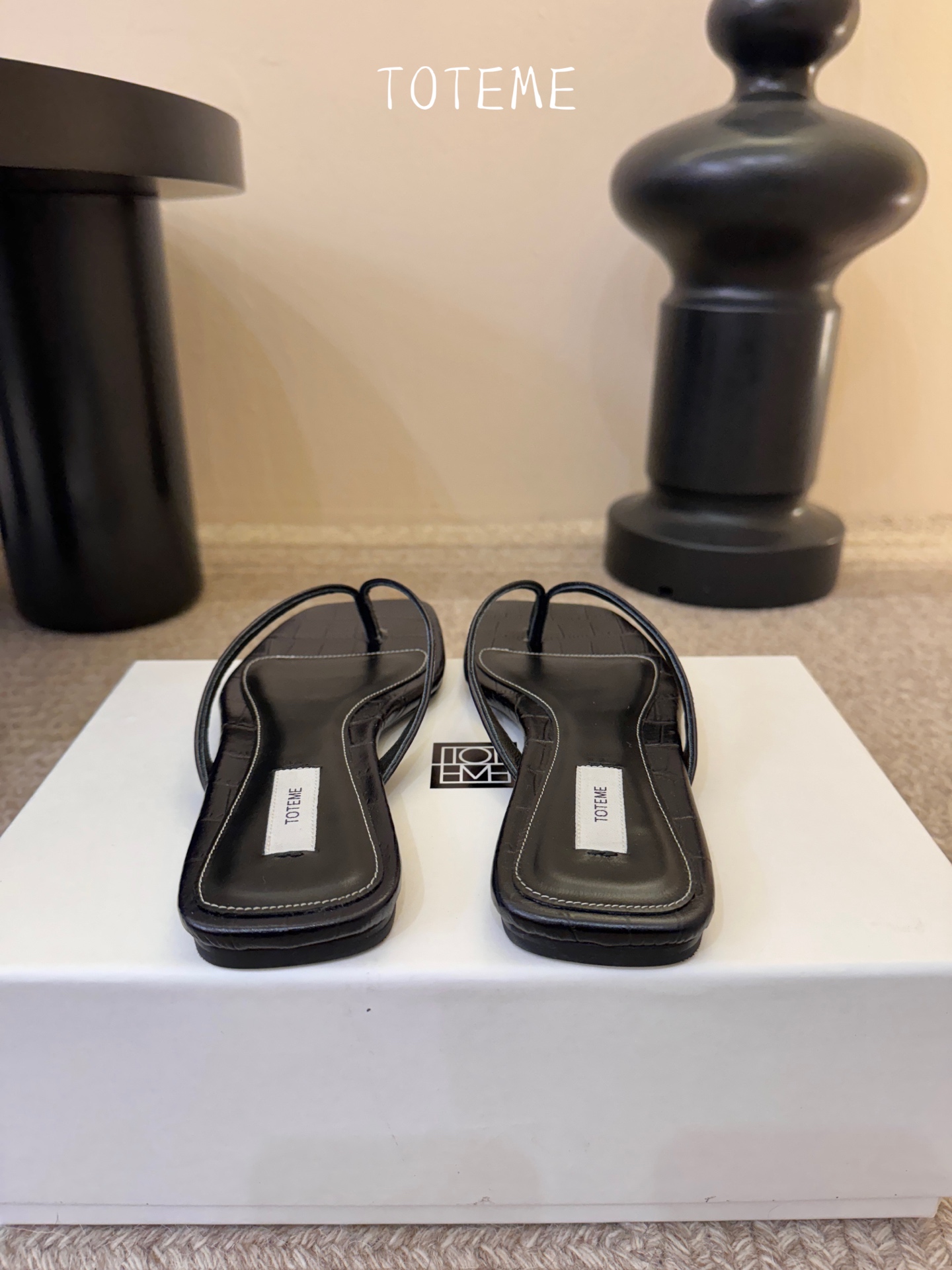 Toteme春夏新款猫跟夹趾拖鞋‼️矮跟人字拖！这双真的爱了爱了 极简风又带时髦 必入的一双单品 我爱了