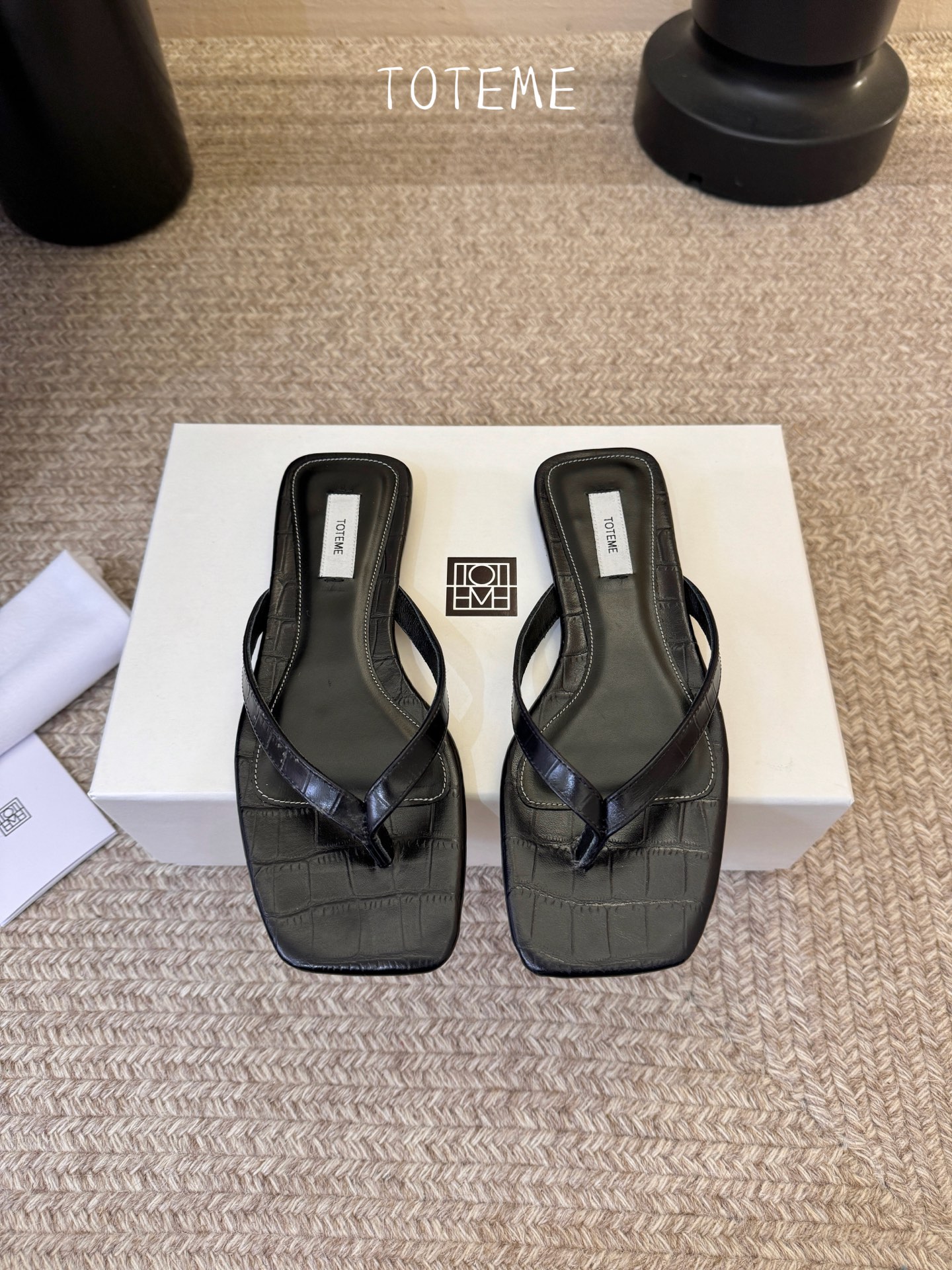 Toteme春夏新款猫跟夹趾拖鞋‼️矮跟人字拖！这双真的爱了爱了 极简风又带时髦 必入的一双单品 我爱了
