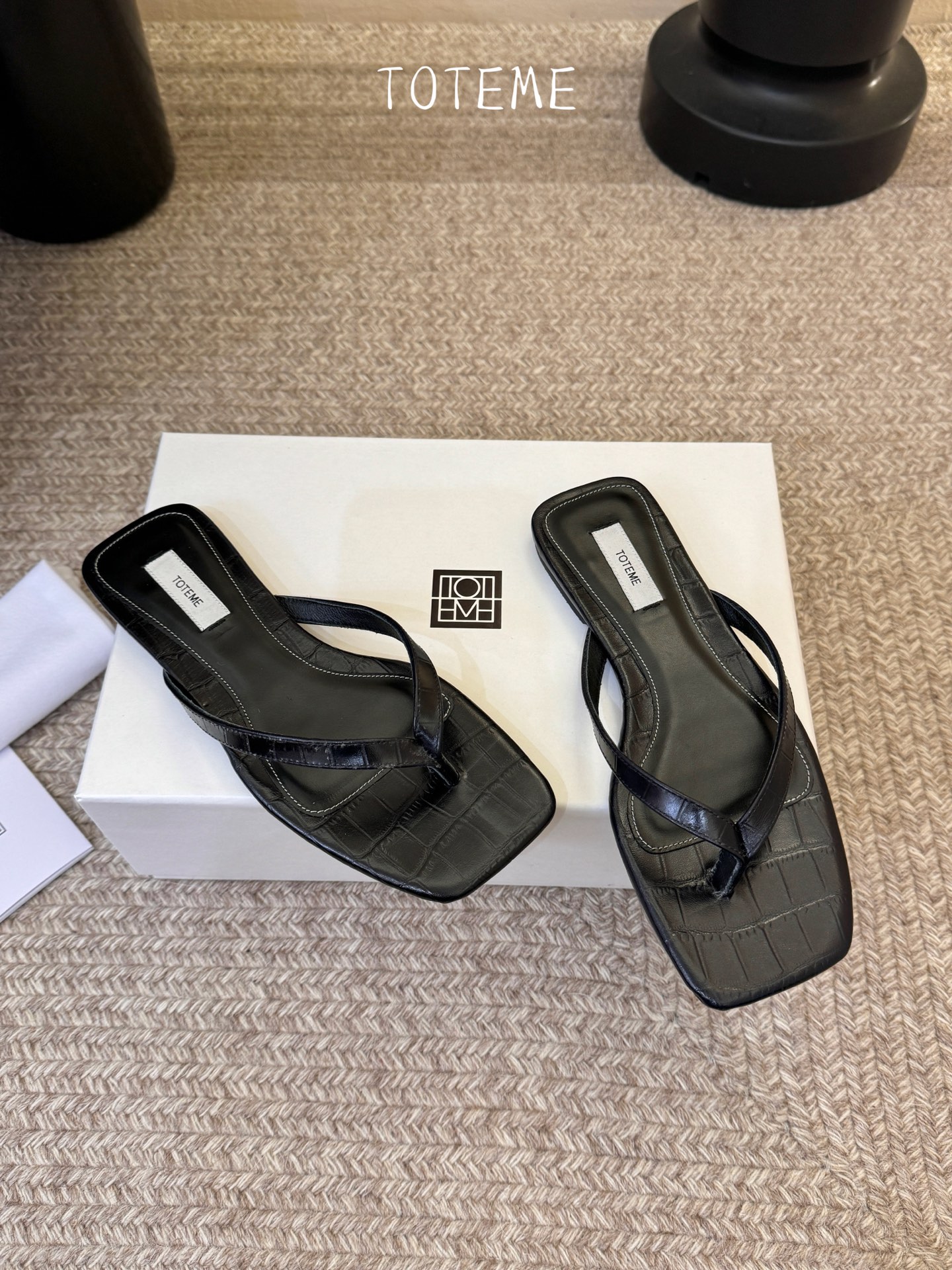 Toteme春夏新款猫跟夹趾拖鞋‼️矮跟人字拖！这双真的爱了爱了 极简风又带时髦 必入的一双单品 我爱了