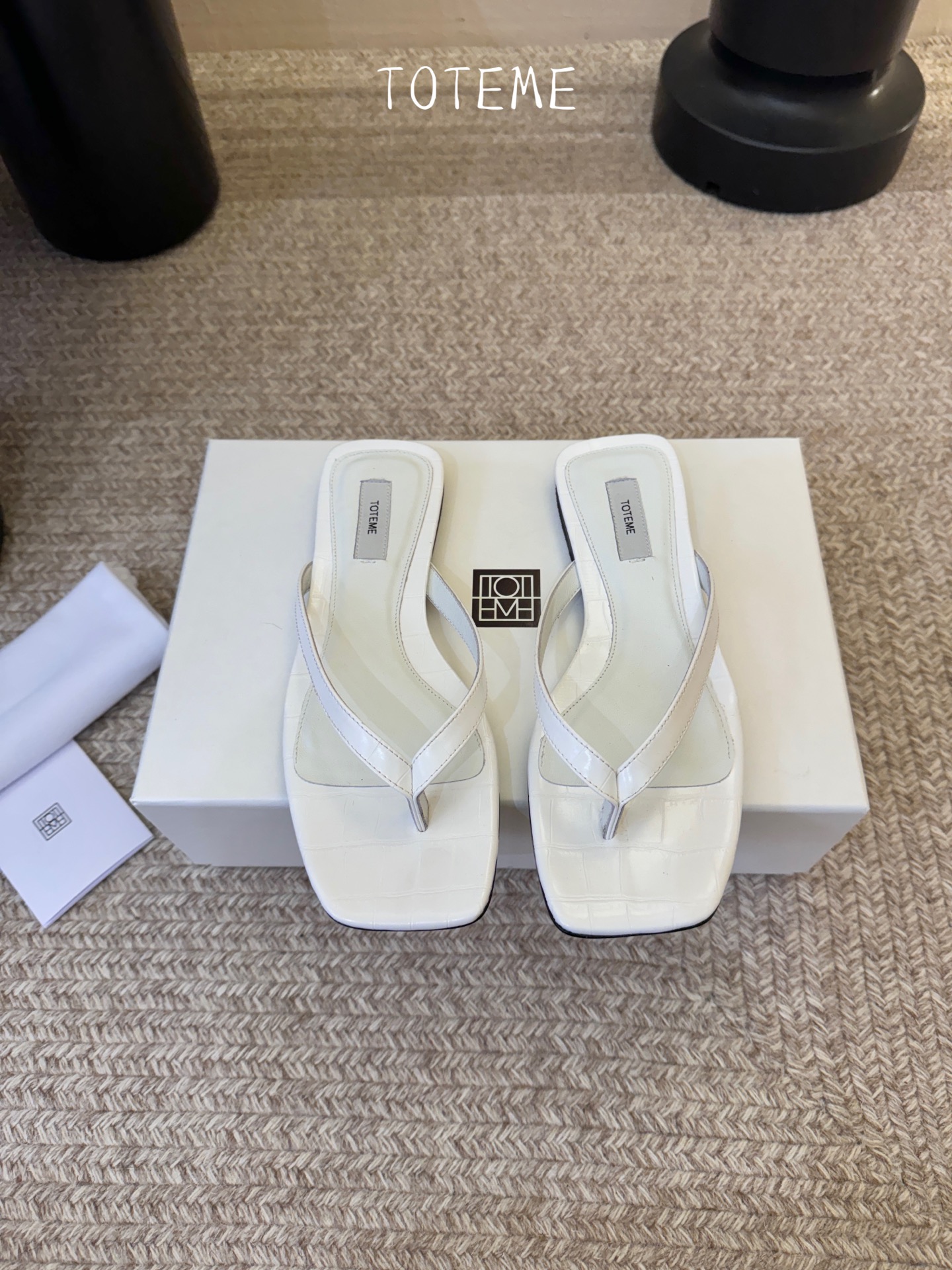 Toteme春夏新款猫跟夹趾拖鞋‼️矮跟人字拖！这双真的爱了爱了 极简风又带时髦 必入的一双单品 我爱了