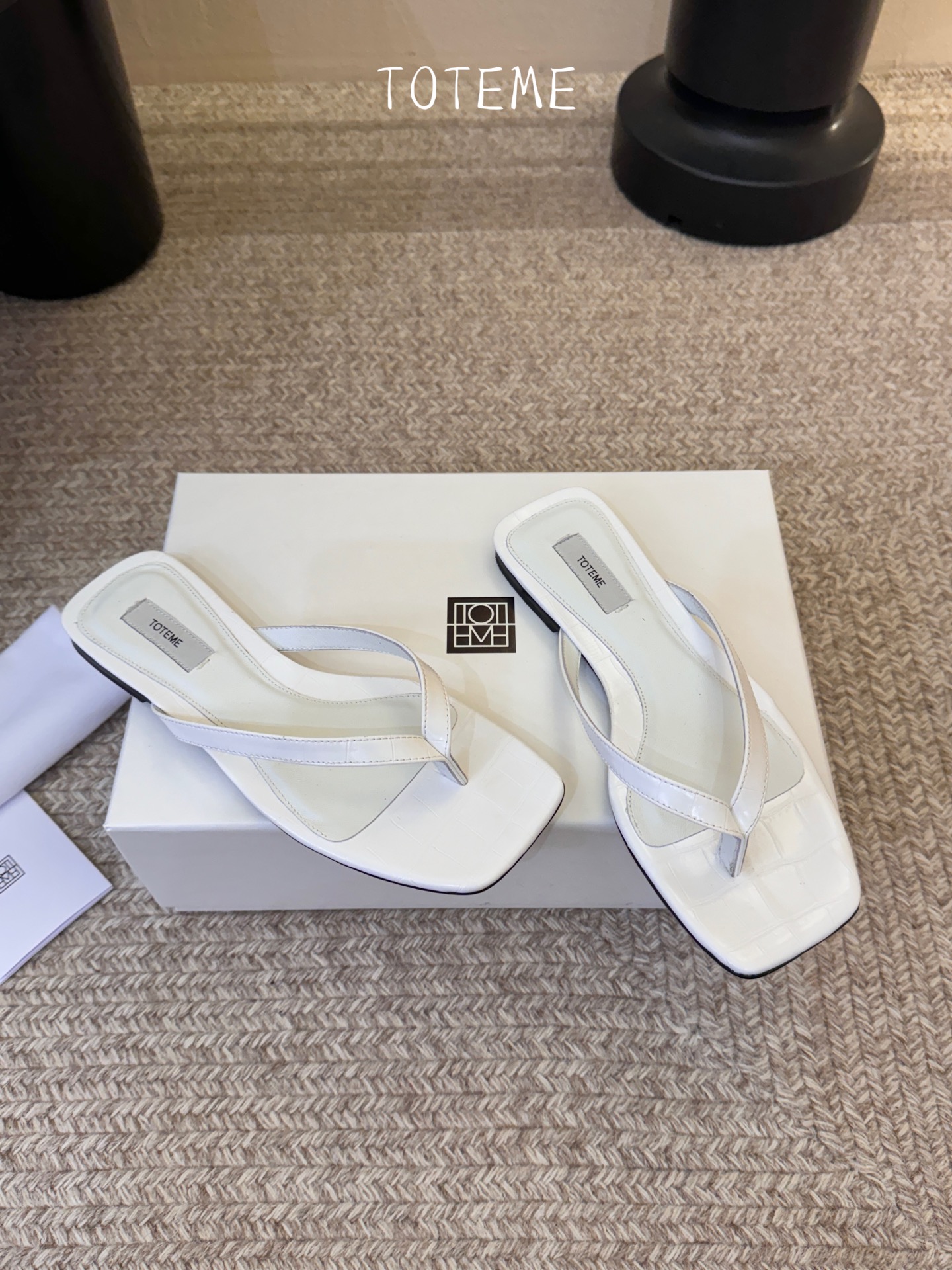 Toteme春夏新款猫跟夹趾拖鞋‼️矮跟人字拖！这双真的爱了爱了 极简风又带时髦 必入的一双单品 我爱了