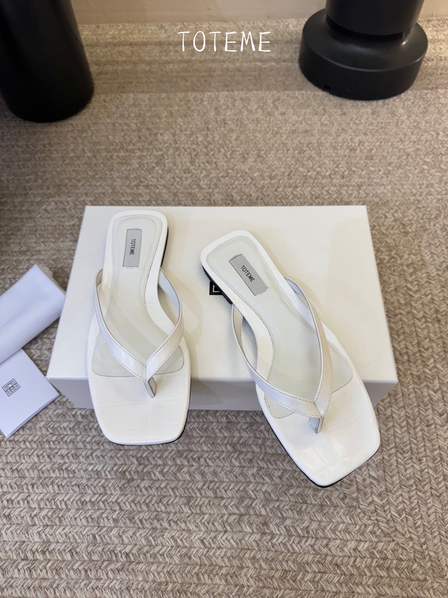 Toteme春夏新款猫跟夹趾拖鞋‼️矮跟人字拖！这双真的爱了爱了 极简风又带时髦 必入的一双单品 我爱了