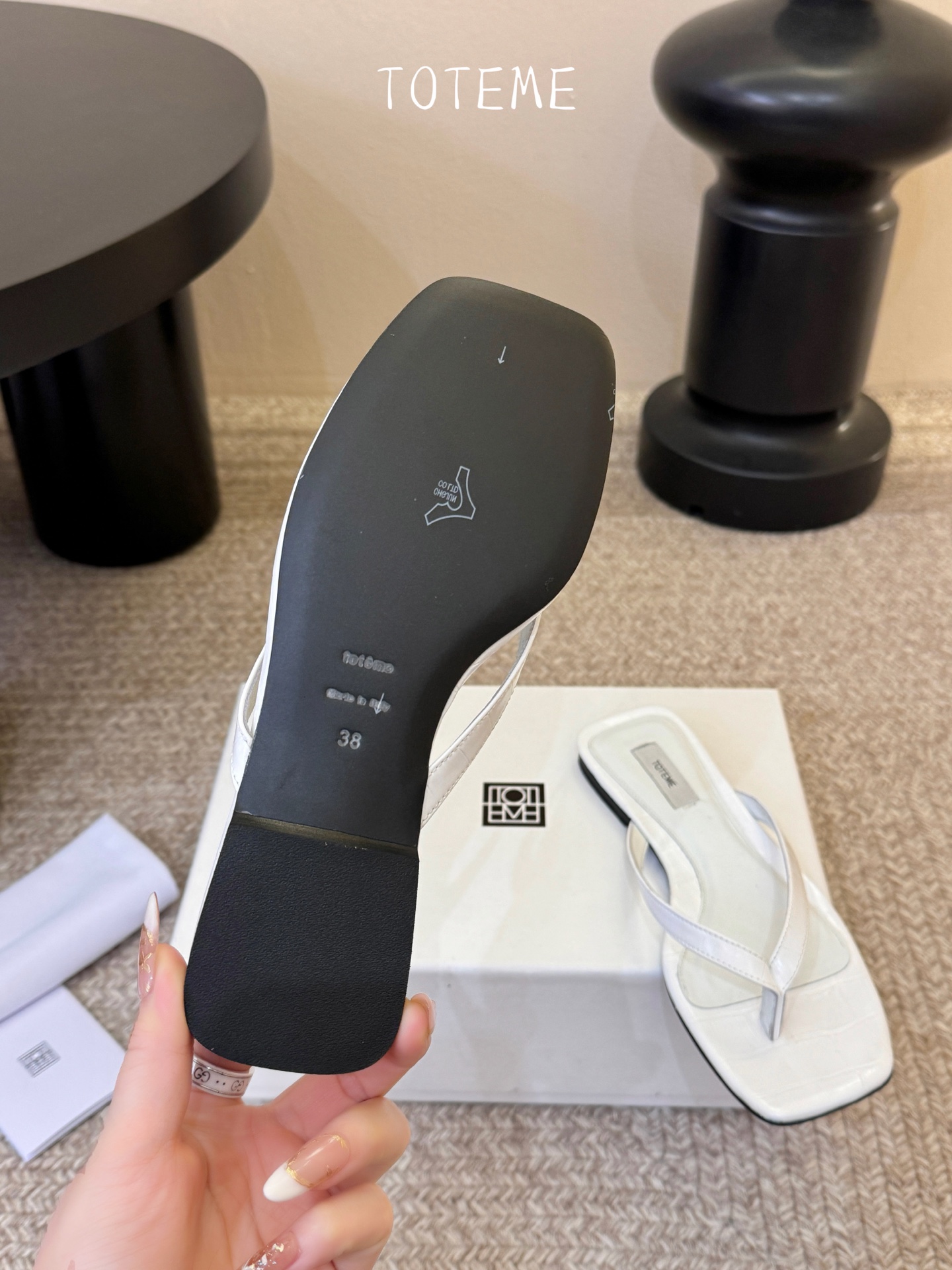 Toteme春夏新款猫跟夹趾拖鞋‼️矮跟人字拖！这双真的爱了爱了 极简风又带时髦 必入的一双单品 我爱了