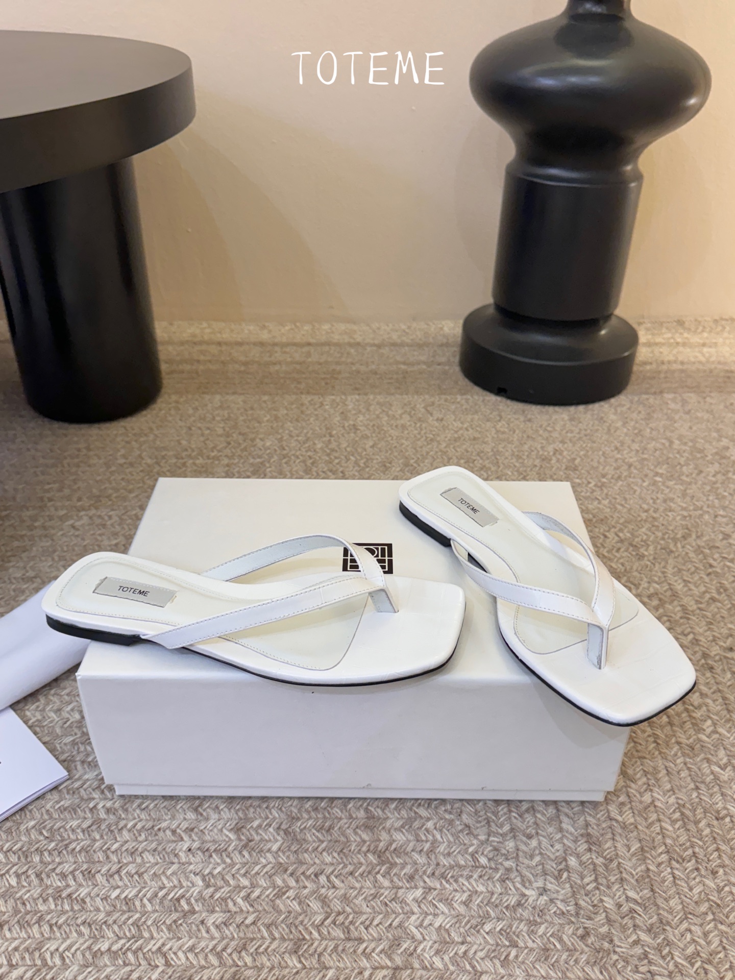 Toteme春夏新款猫跟夹趾拖鞋‼️矮跟人字拖！这双真的爱了爱了 极简风又带时髦 必入的一双单品 我爱了