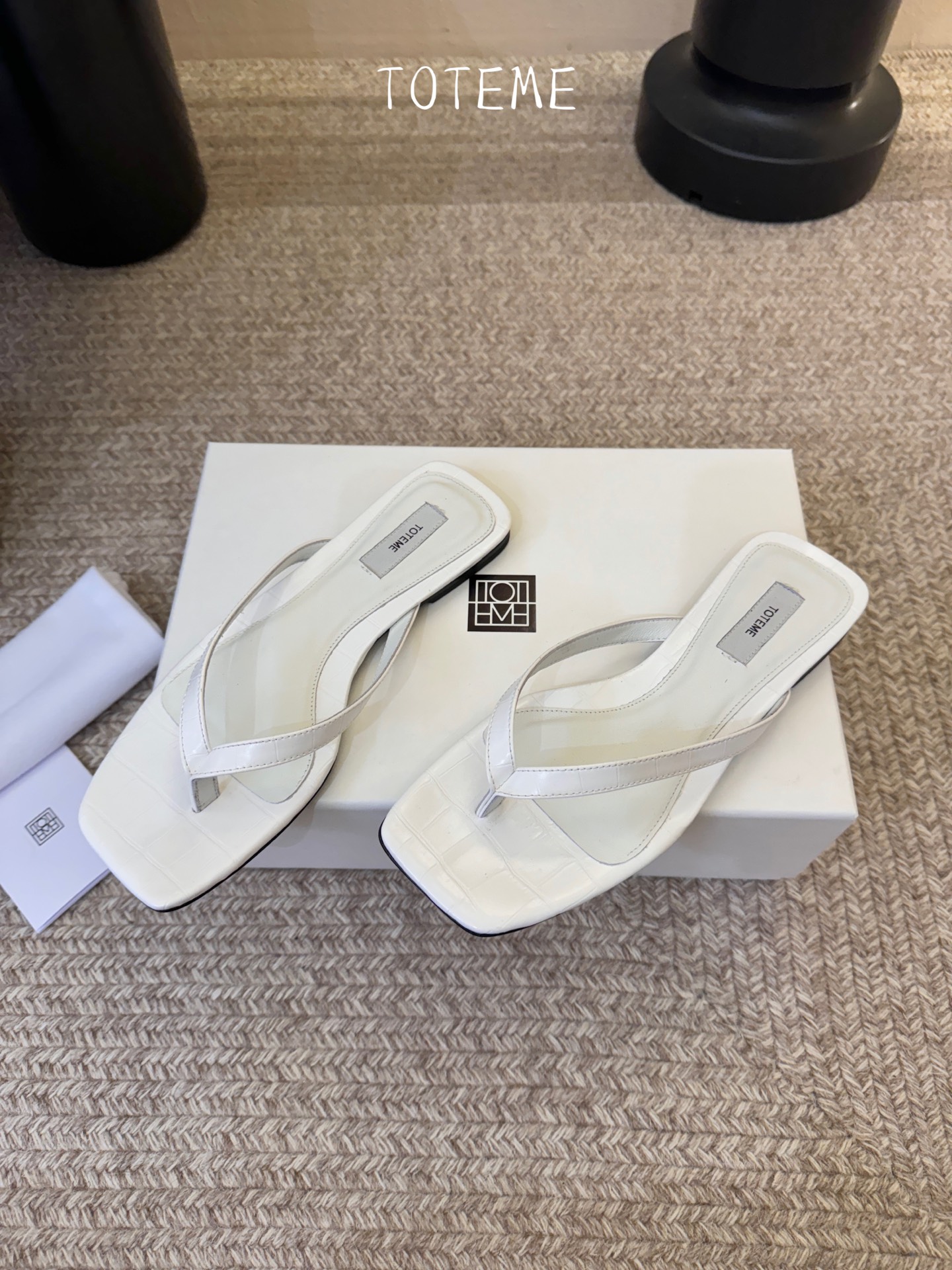 Toteme春夏新款猫跟夹趾拖鞋‼️矮跟人字拖！这双真的爱了爱了 极简风又带时髦 必入的一双单品 我爱了