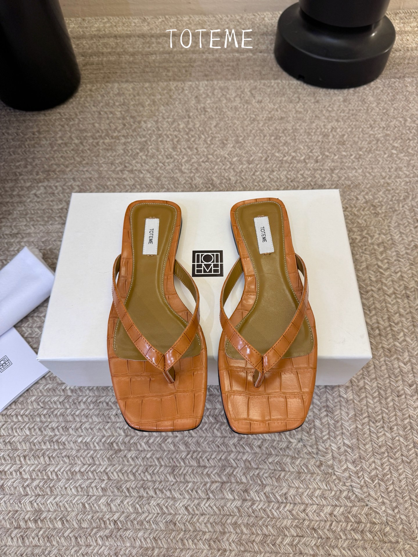 Toteme春夏新款猫跟夹趾拖鞋‼️矮跟人字拖！这双真的爱了爱了 极简风又带时髦 必入的一双单品 我爱了
