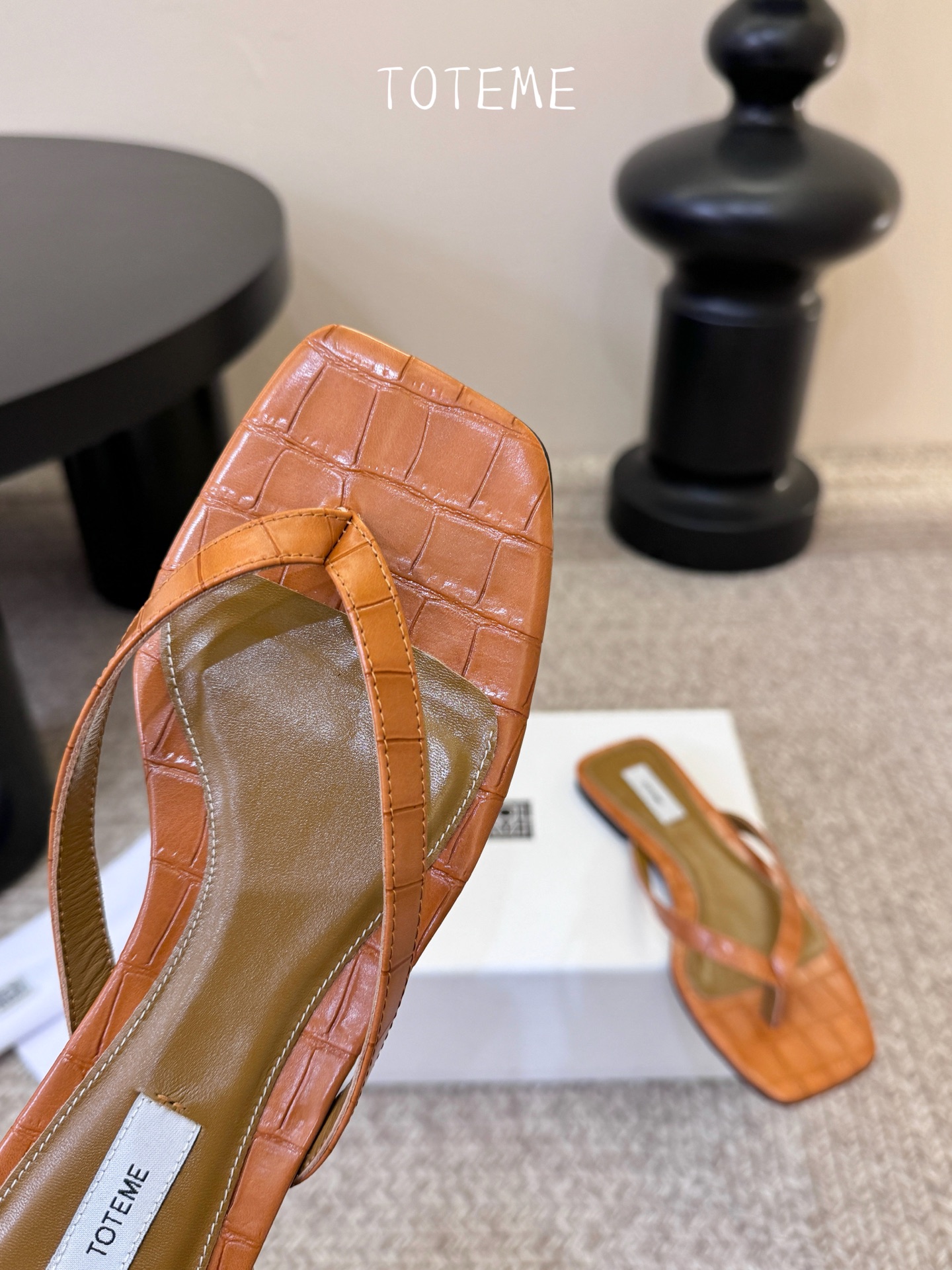 Toteme春夏新款猫跟夹趾拖鞋‼️矮跟人字拖！这双真的爱了爱了 极简风又带时髦 必入的一双单品 我爱了