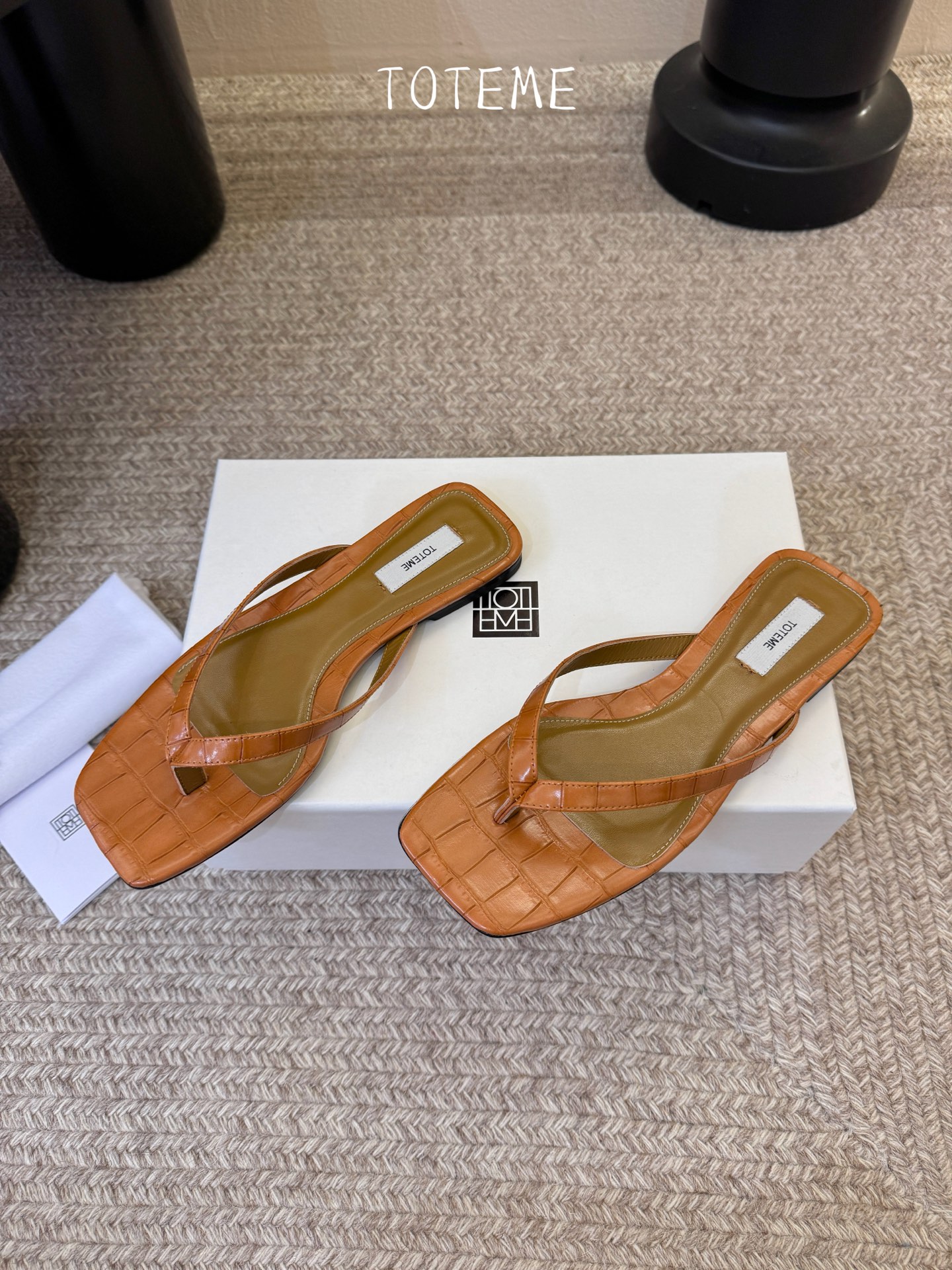 Toteme春夏新款猫跟夹趾拖鞋‼️矮跟人字拖！这双真的爱了爱了 极简风又带时髦 必入的一双单品 我爱了