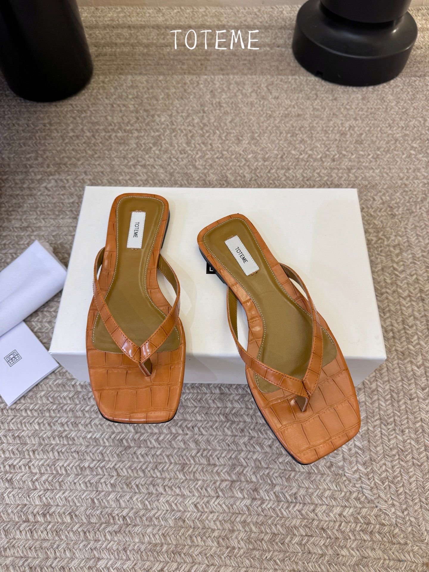 Toteme春夏新款猫跟夹趾拖鞋‼️矮跟人字拖！这双真的爱了爱了 极简风又带时髦 必入的一双单品 我爱了