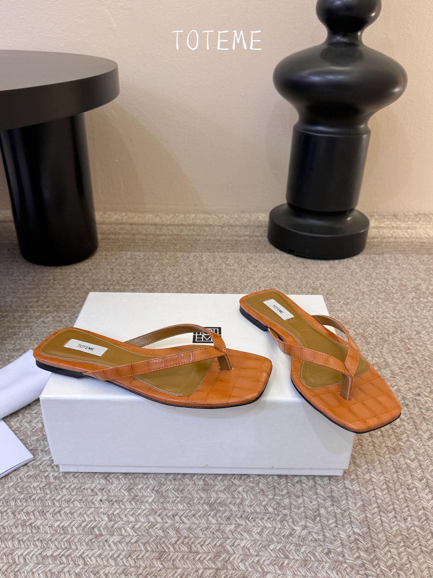 Toteme春夏新款猫跟夹趾拖鞋‼️矮跟人字拖！这双真的爱了爱了 极简风又带时髦 必入的一双单品 我爱了