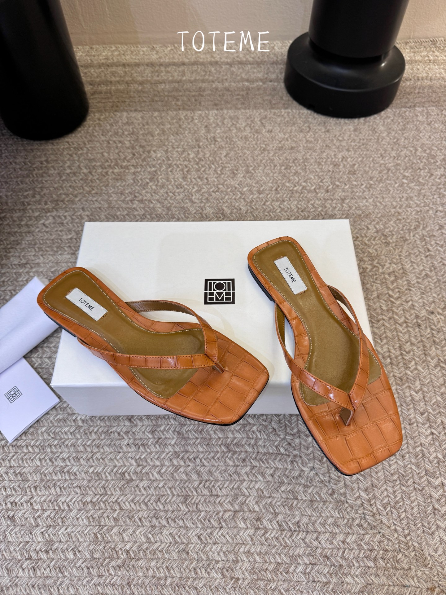 Toteme春夏新款猫跟夹趾拖鞋‼️矮跟人字拖！这双真的爱了爱了 极简风又带时髦 必入的一双单品 我爱了