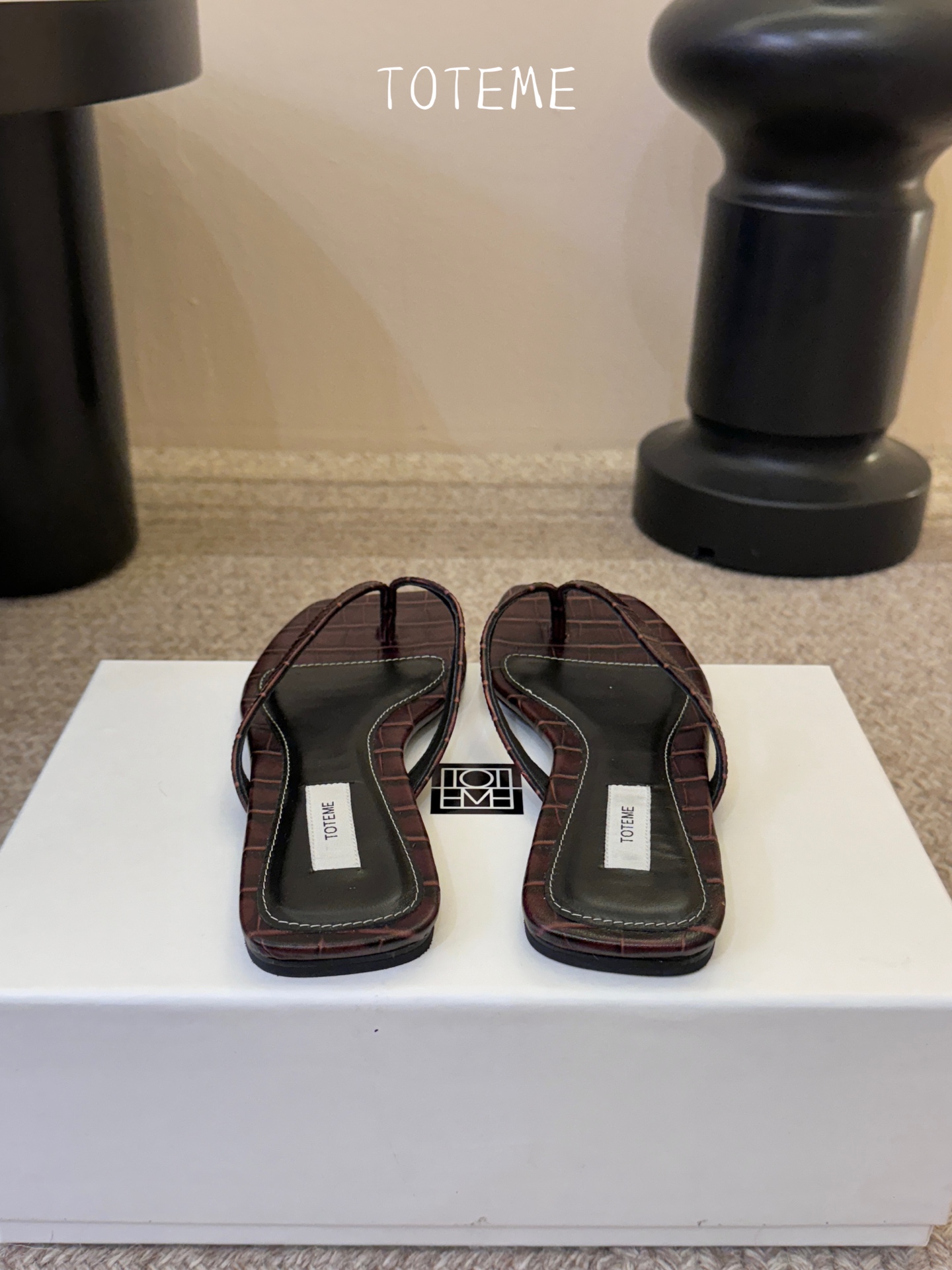 Toteme春夏新款猫跟夹趾拖鞋‼️矮跟人字拖！这双真的爱了爱了 极简风又带时髦 必入的一双单品 我爱了