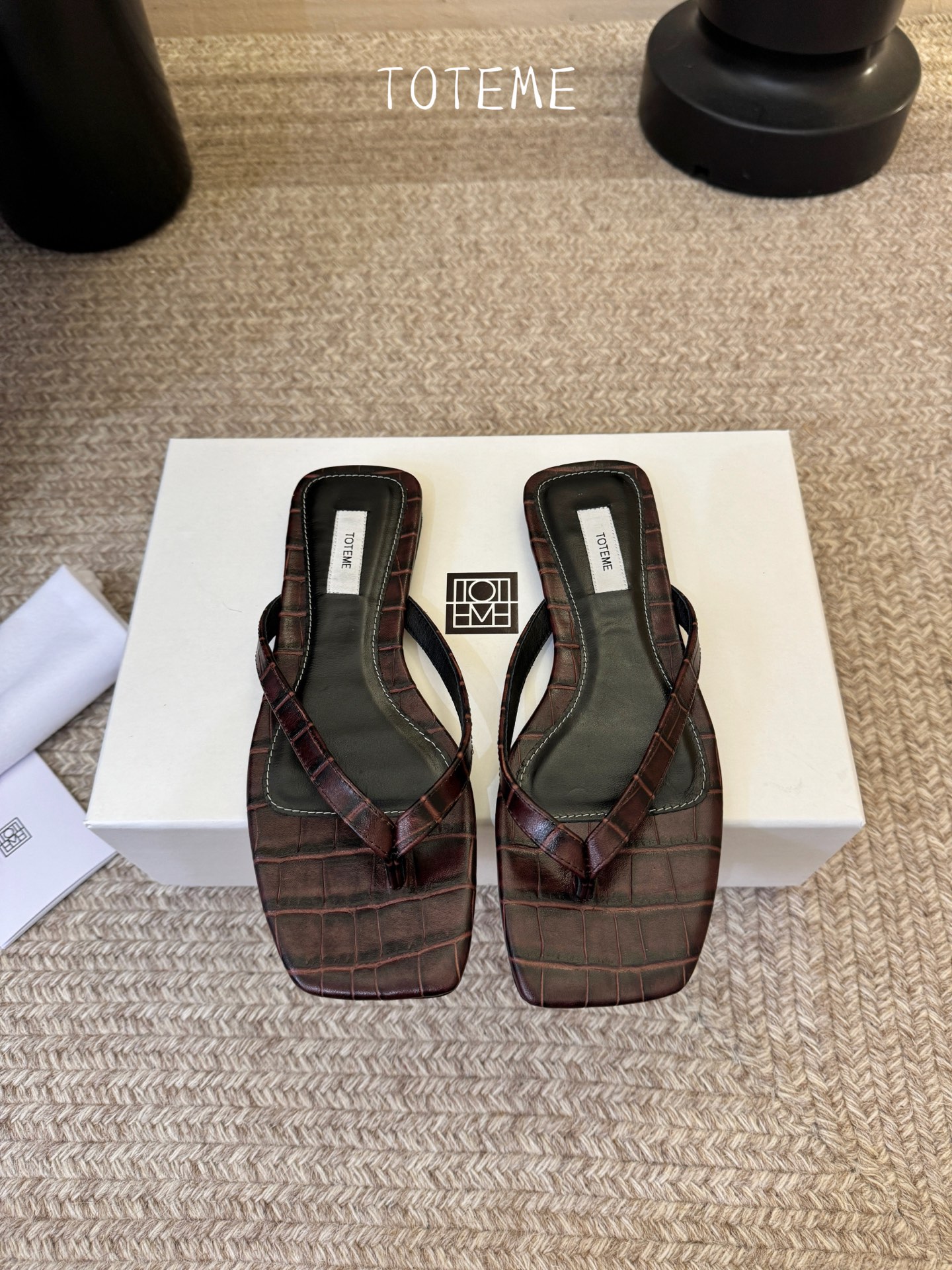 Toteme春夏新款猫跟夹趾拖鞋‼️矮跟人字拖！这双真的爱了爱了 极简风又带时髦 必入的一双单品 我爱了